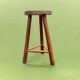 Tabouret tripode en bois massif