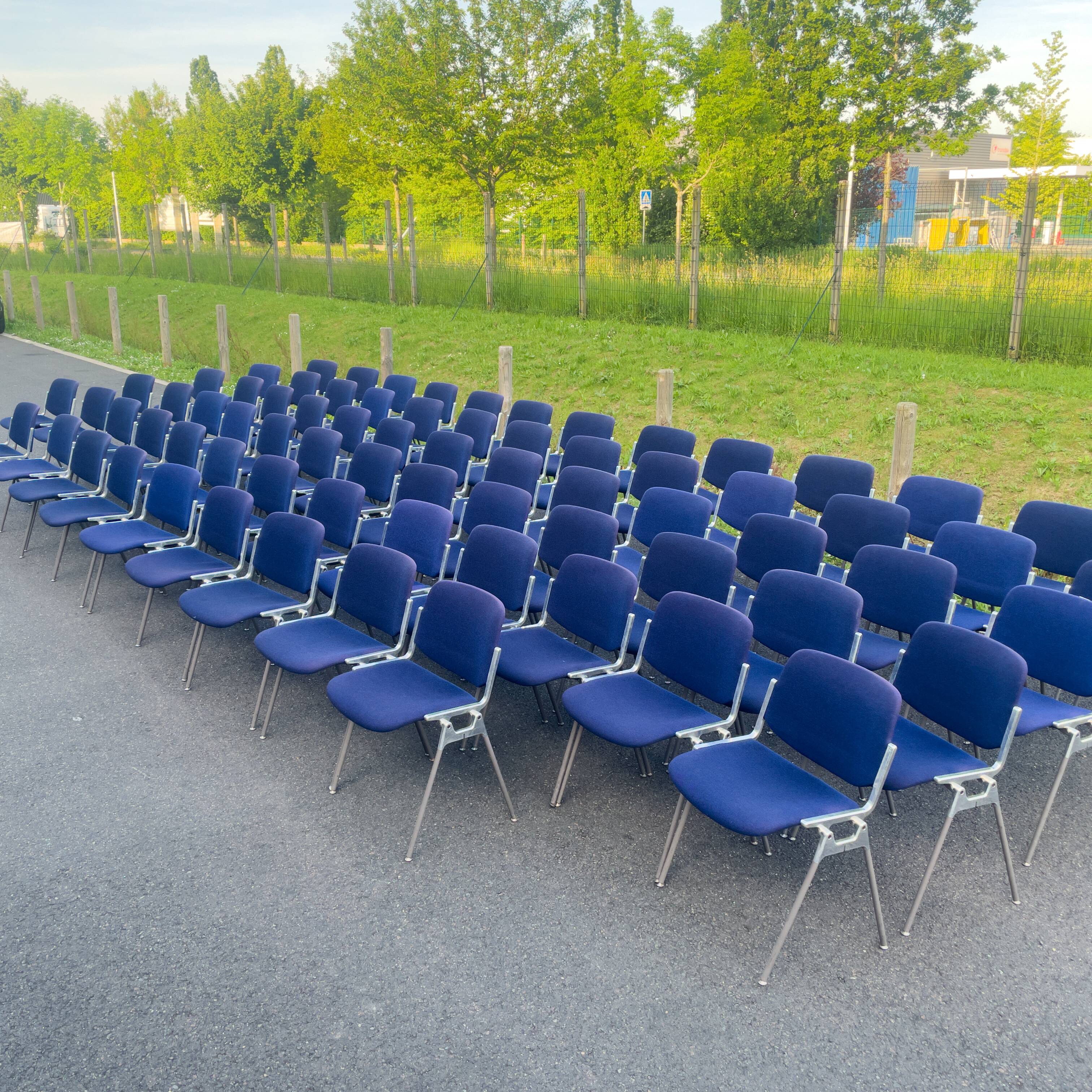 Lot de 20 chaises DSC 106 bleues de Giancarlo Piretti pour Castelli.