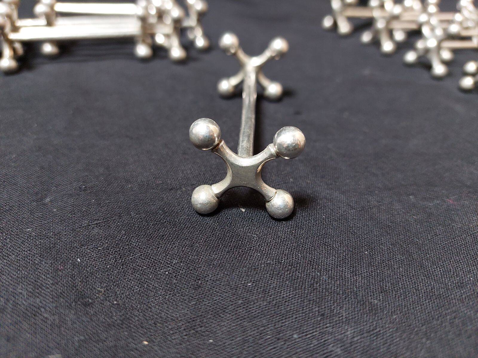 17 porte-couteaux Christofle en métal argenté modèle Atonium