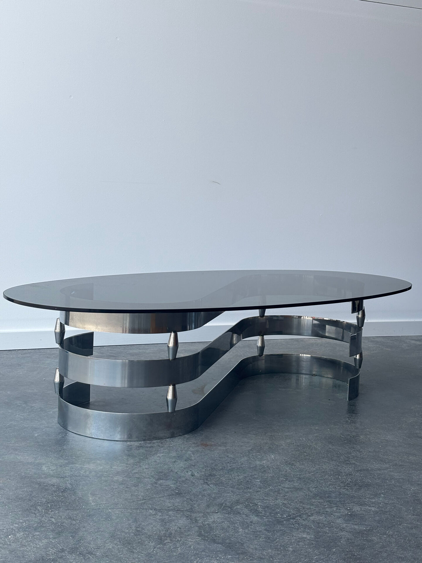 Table basse design en verre fumé et chrome 1970