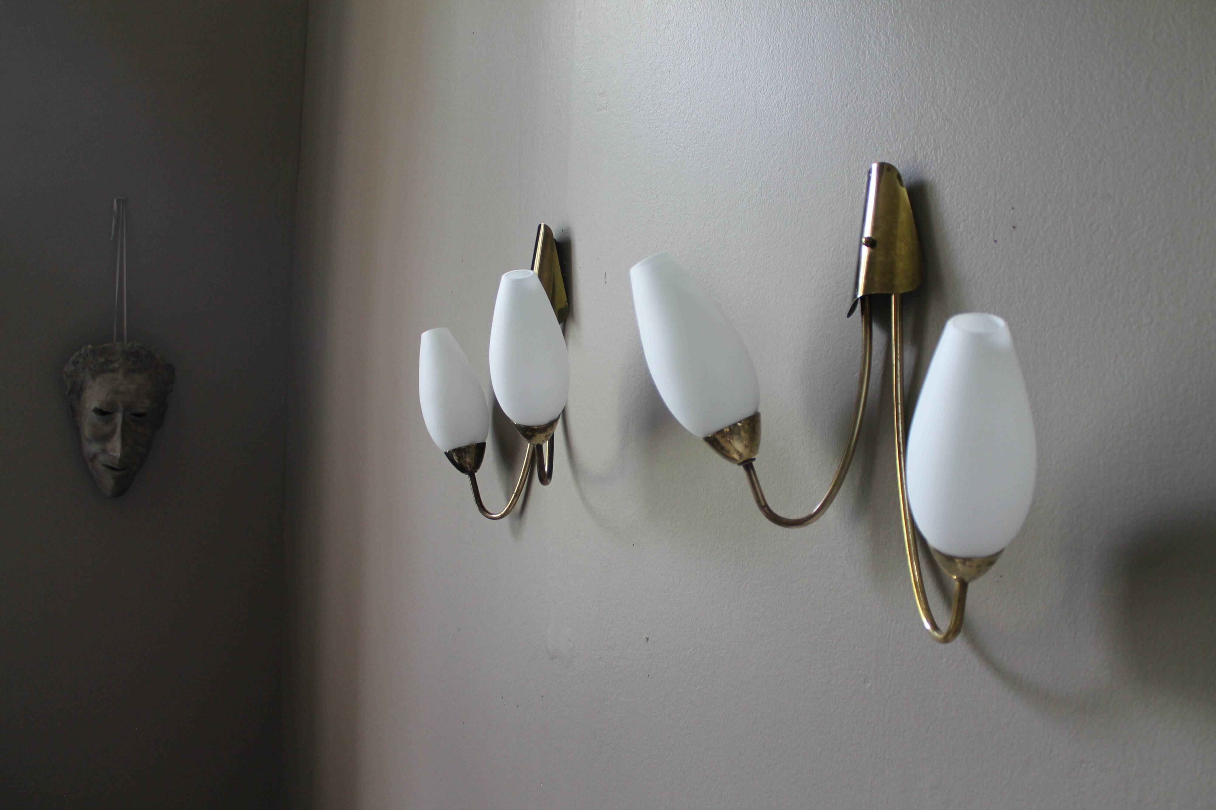 Paire d'appliques doubles vintage laiton & opaline