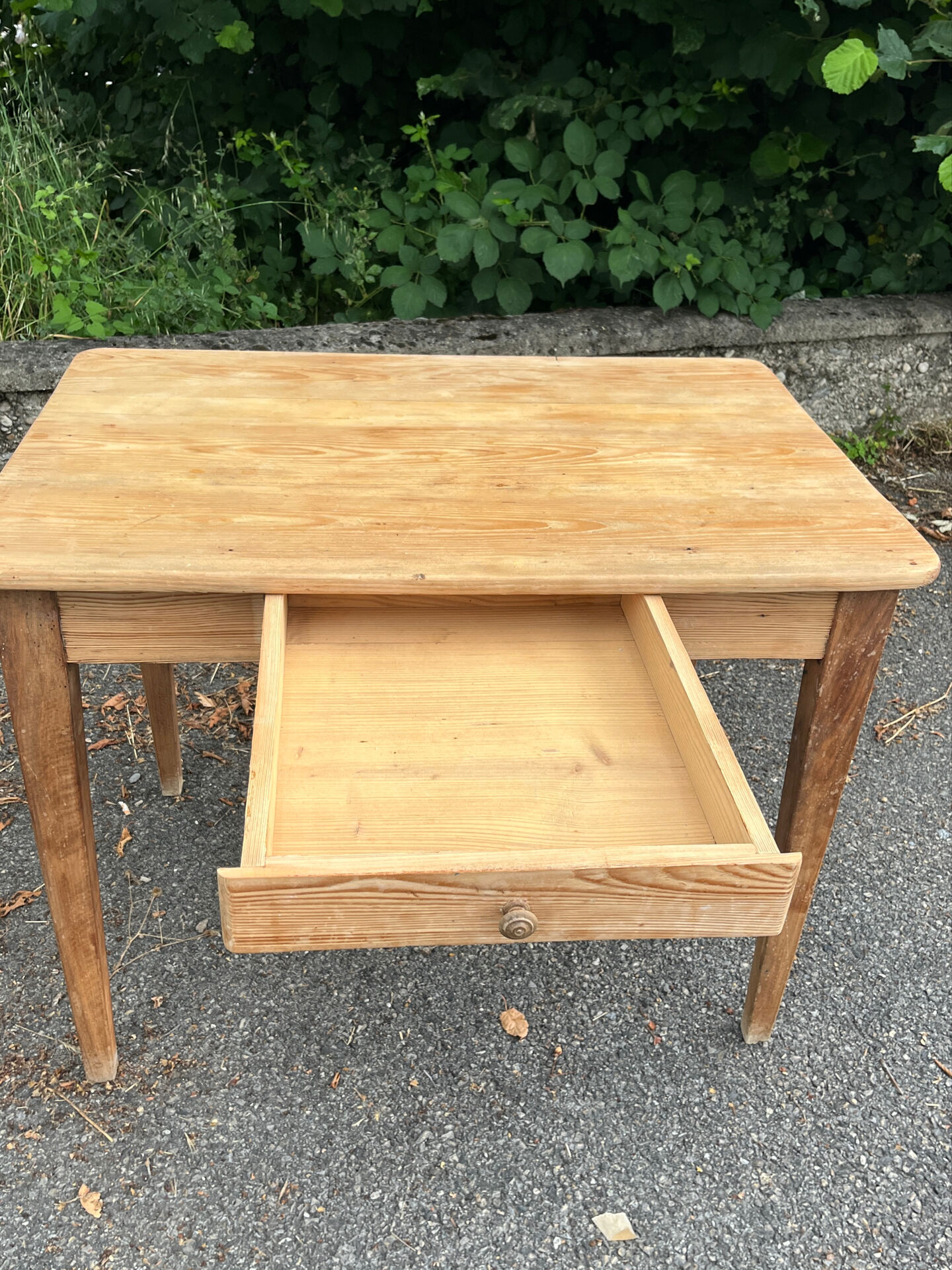 Desk table