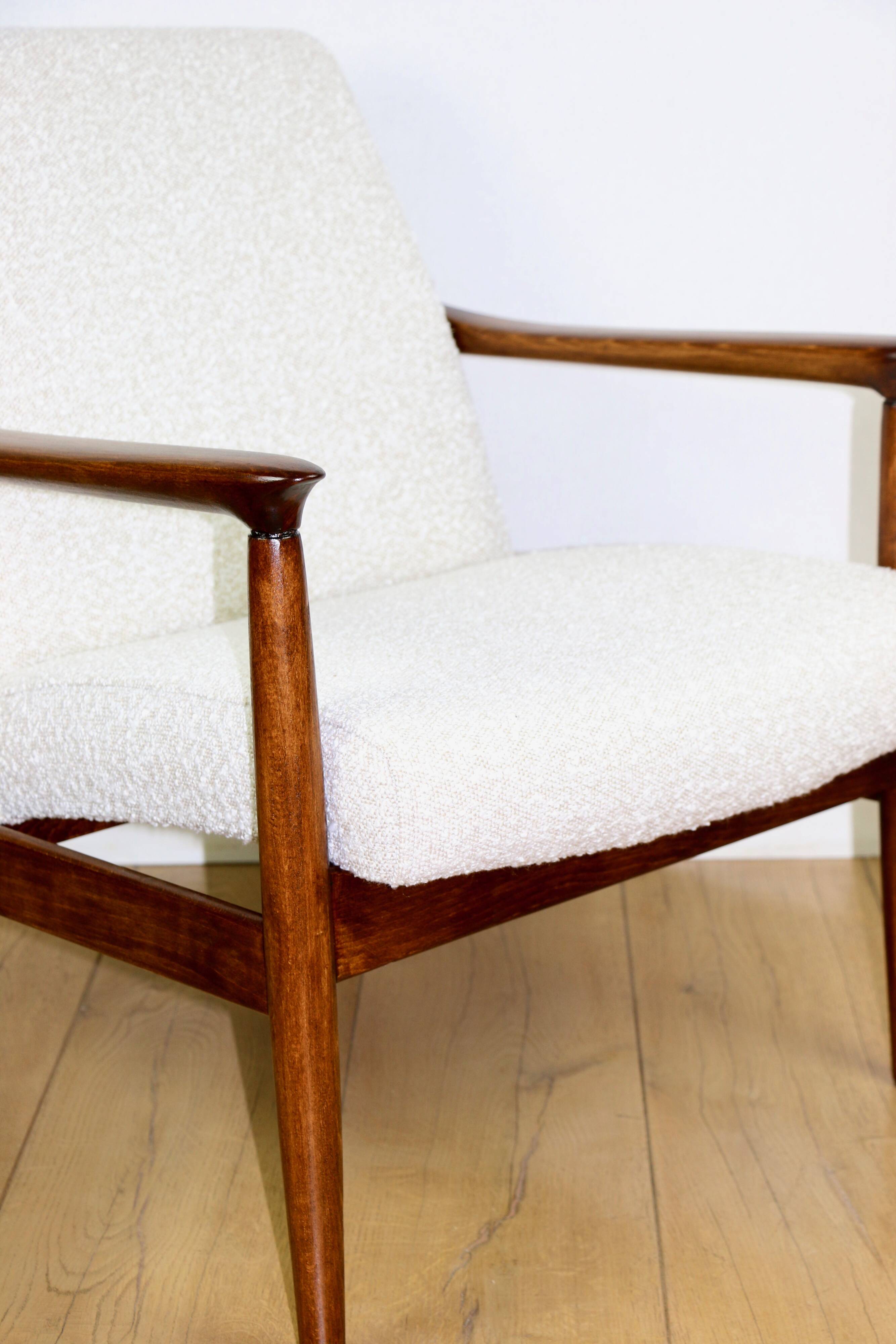 Fauteuil GFM-64, conçu par Edmund Homa dans les années 70, blanc ivoire - 2 pièces disponibles.