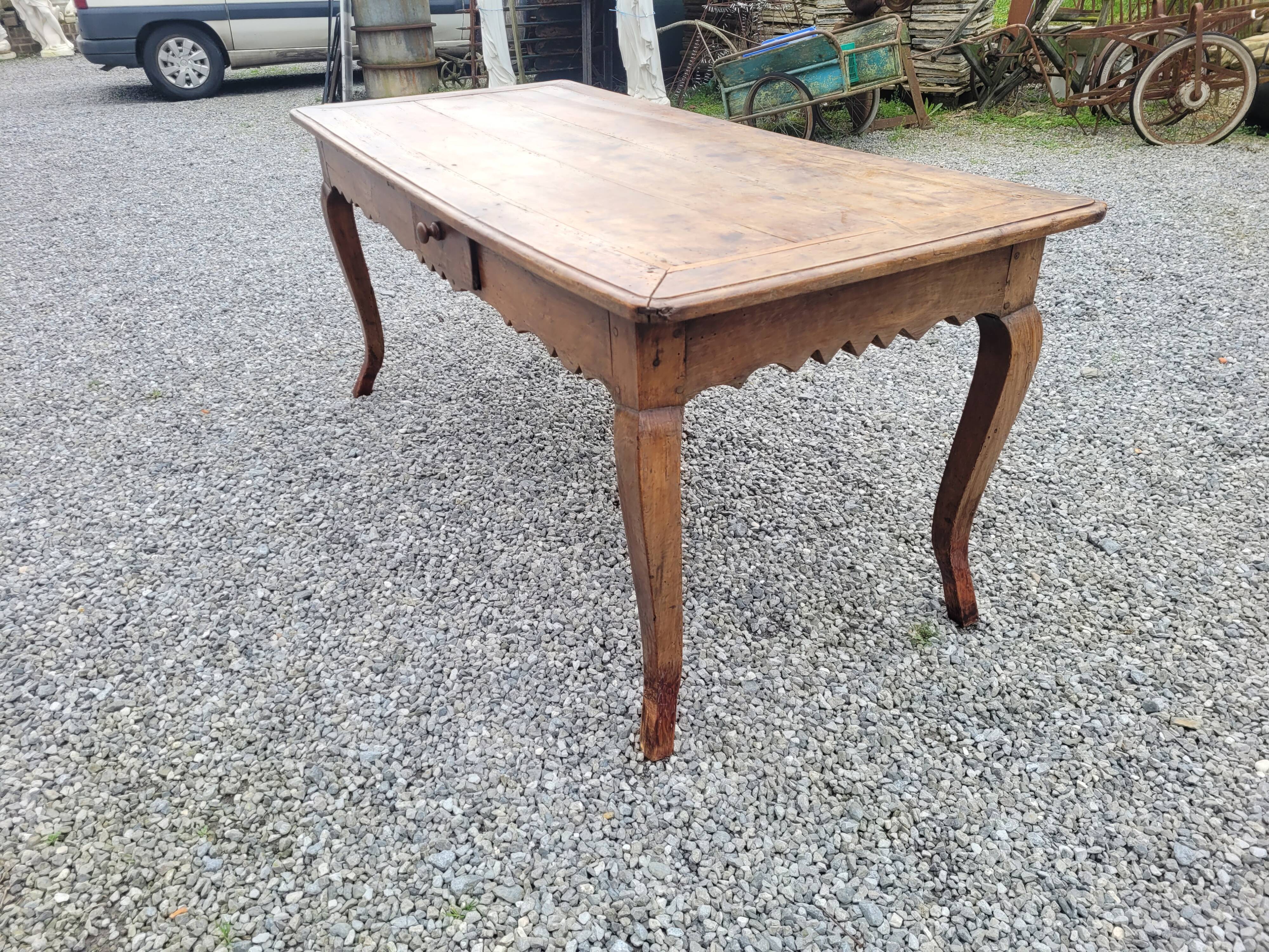 Table de ferme XVIIIème style Louis XV en merisier