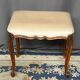 Petit banc de style Louis XV avec pieds cabriole courbés.
