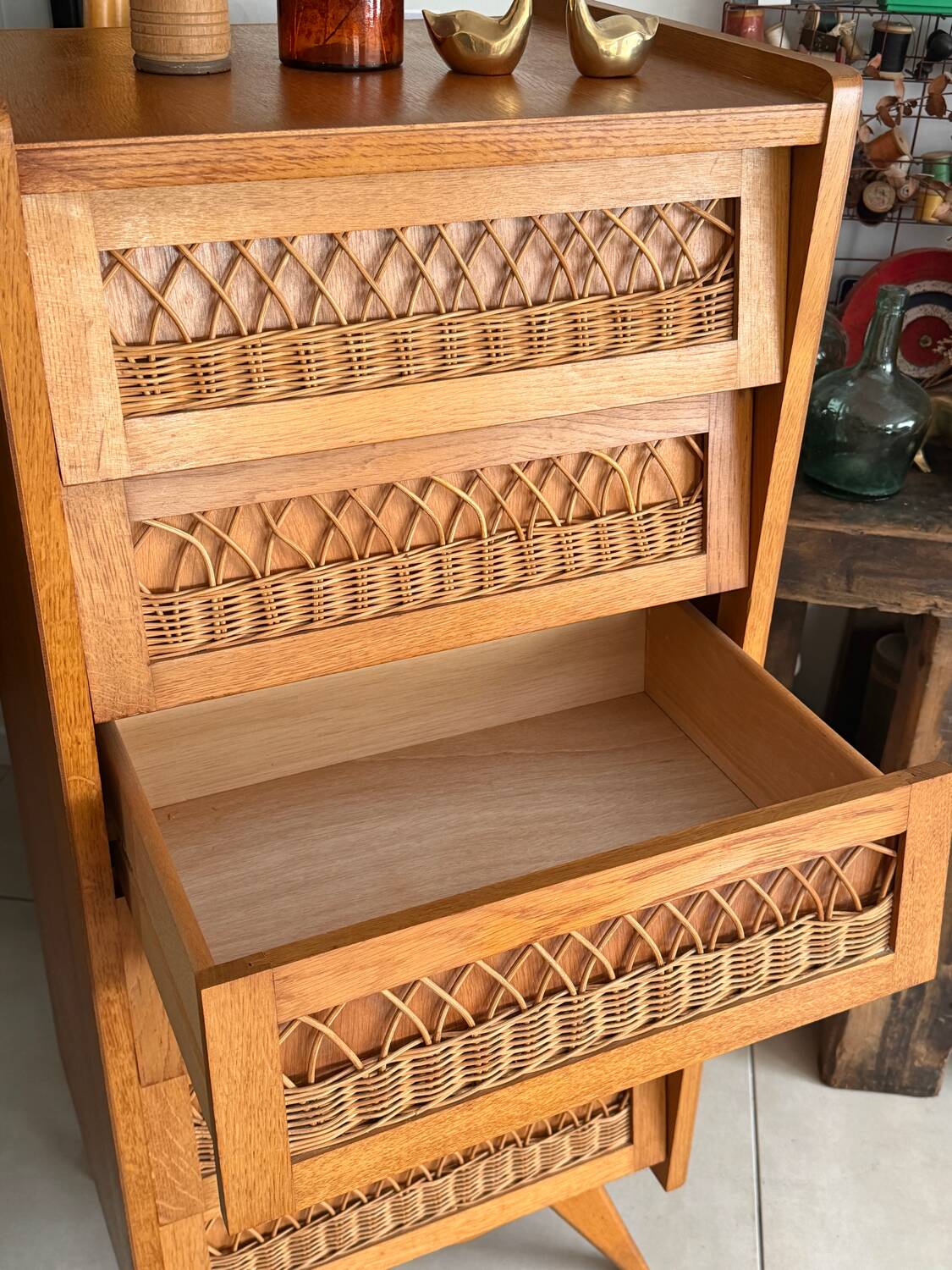 Vintage 1960s chest of drawers / chiffonnier with tapered legs and rattan.