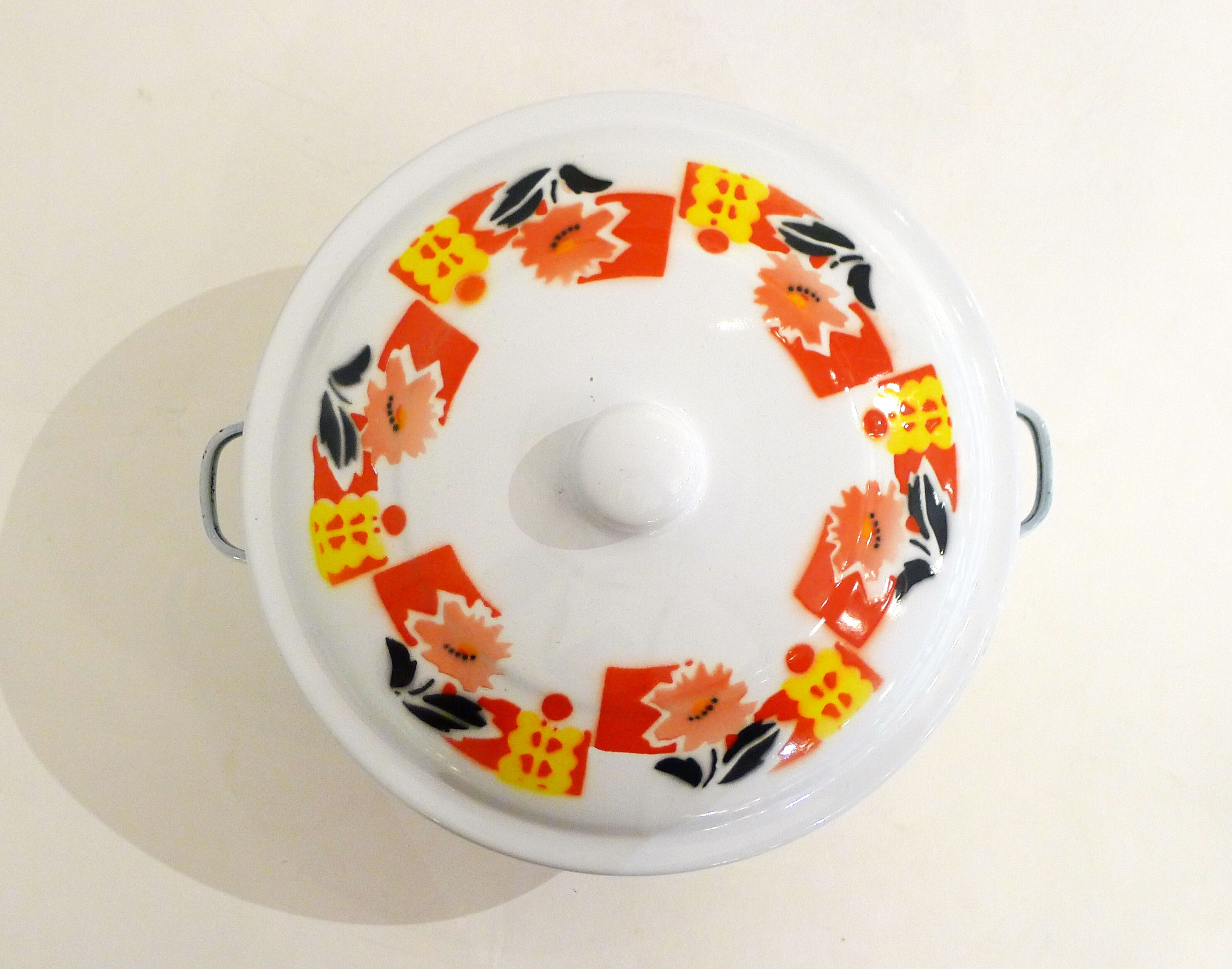 Small metal enamelled casserole China