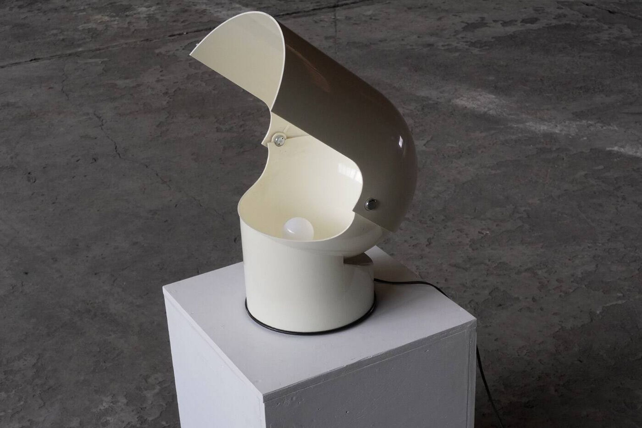 Large “Pileo Mezzo” table lamp by Gae Aulenti for Artemide, Italy 1970s
