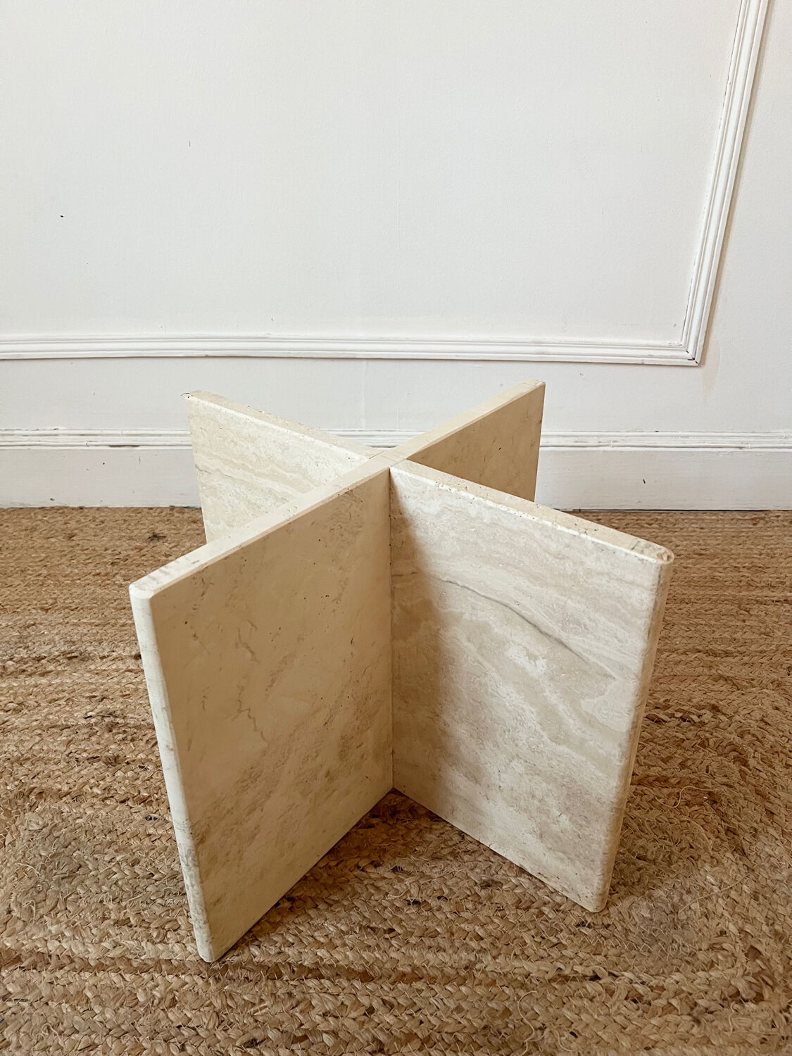 Square coffee table in travertine.