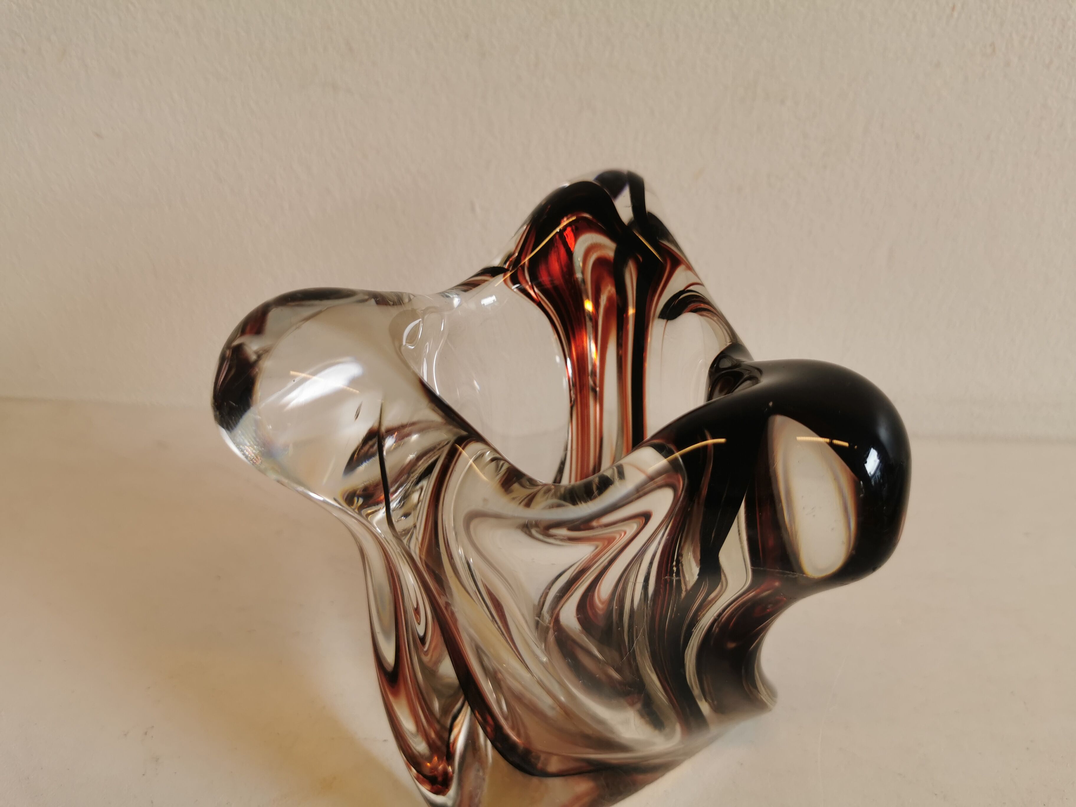 Vase en verre multicouche en transparent avec des couleurs violettes incrustées.