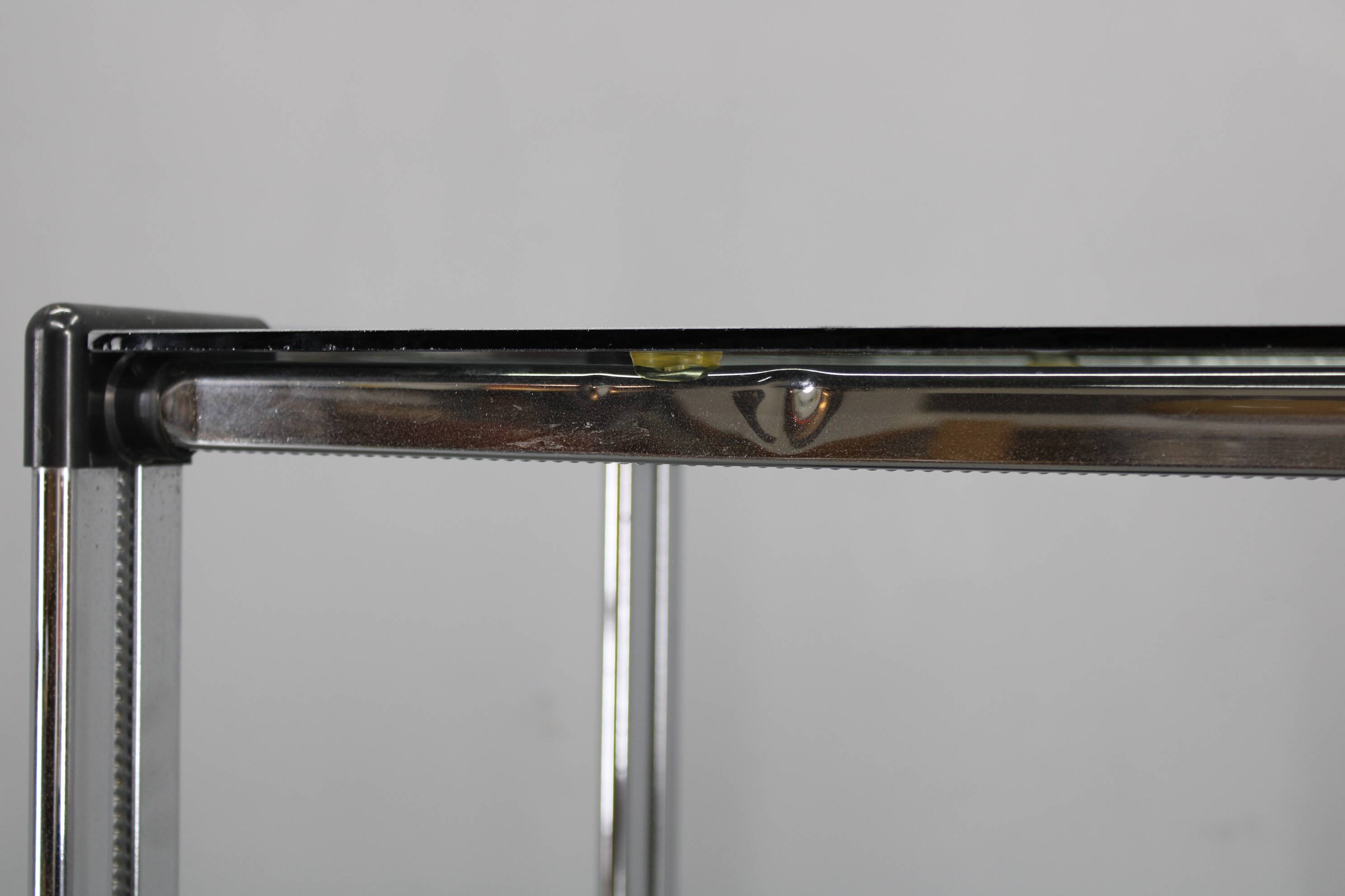 Table de service italienne des années 1970 en chrome et verre fumé, montée sur roulettes