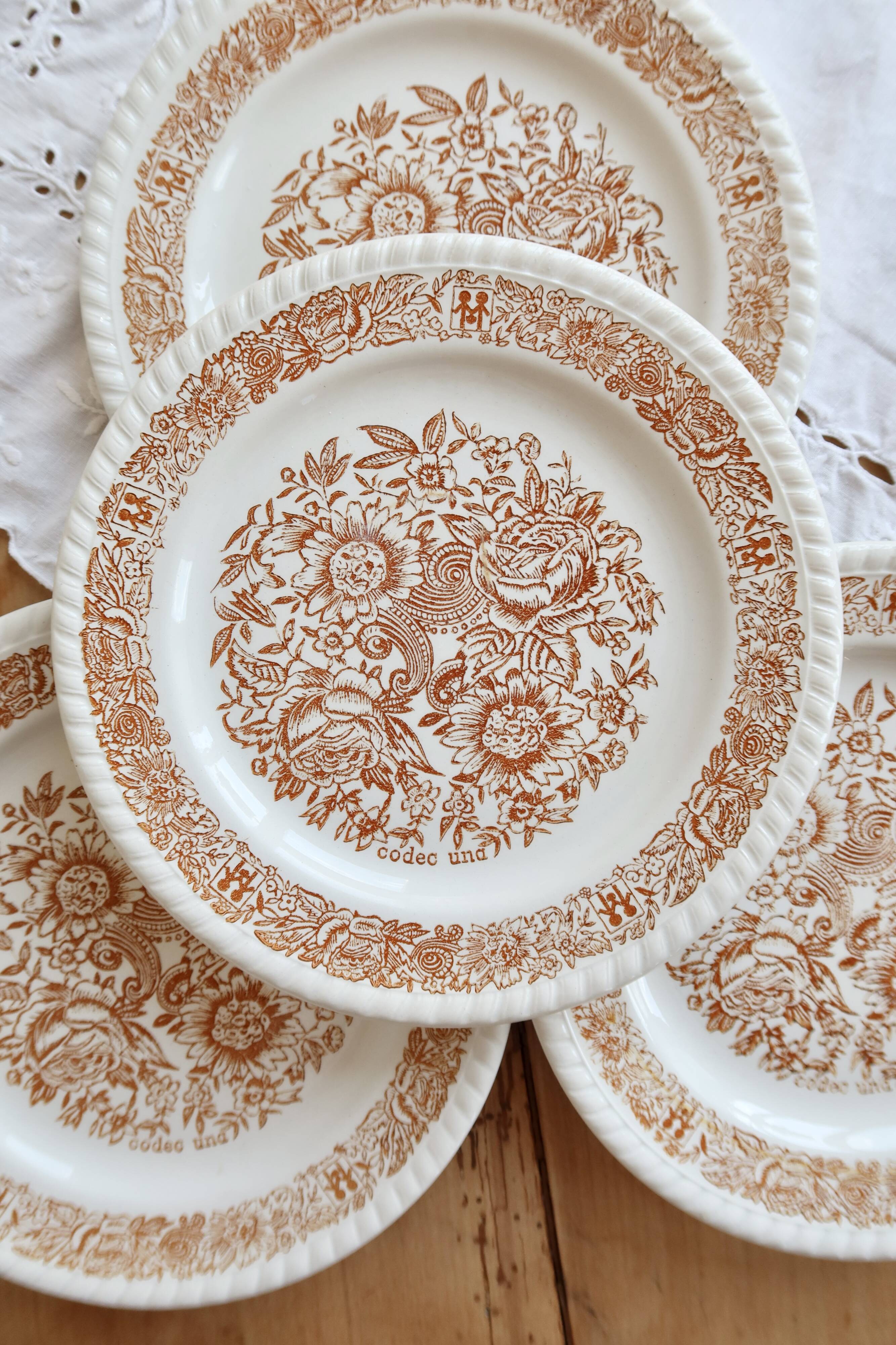 4 assiettes à dessert vintage fleuries – Codec – Décor brun rustique