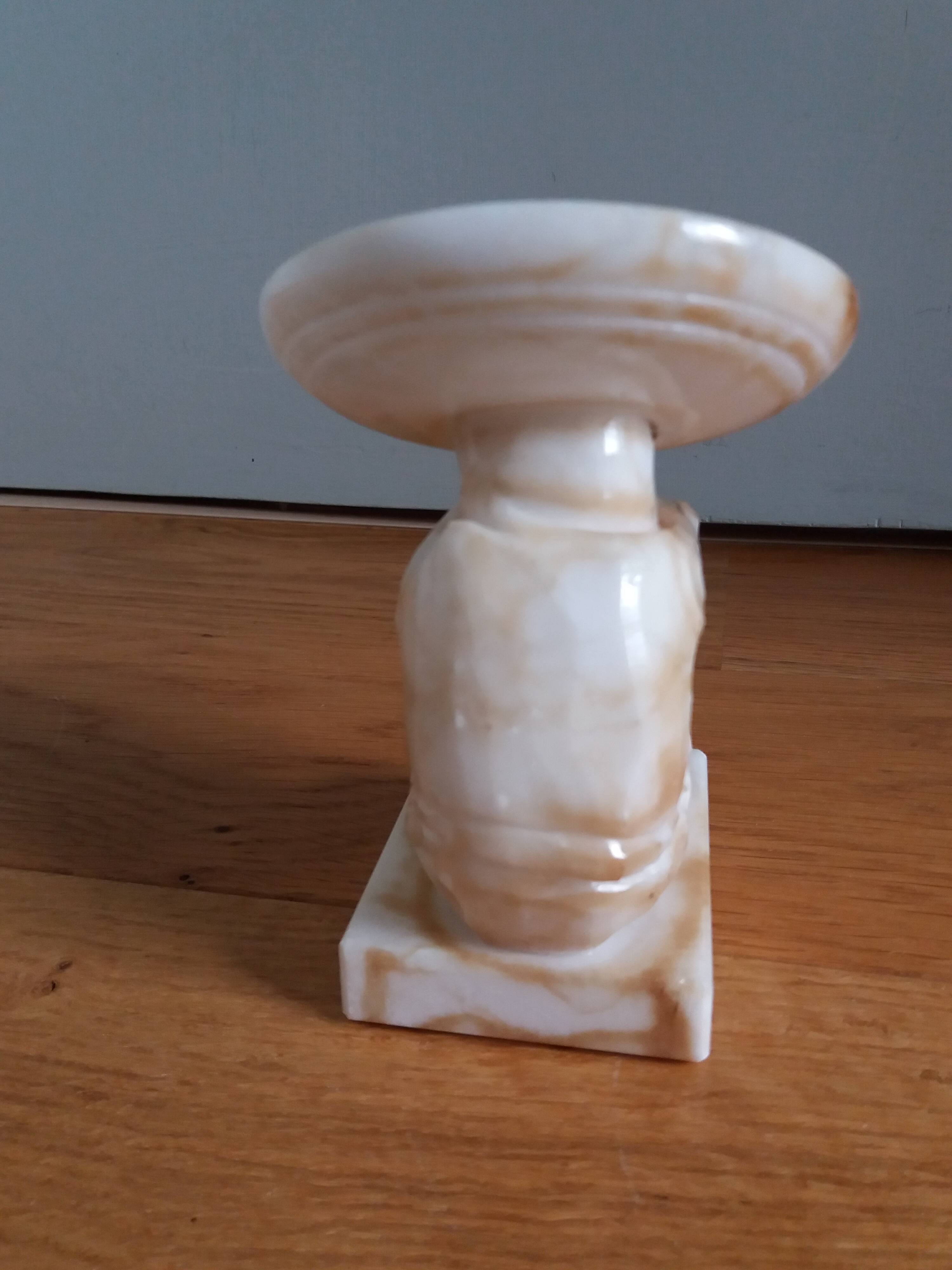 Statuette serre livre en albâtre