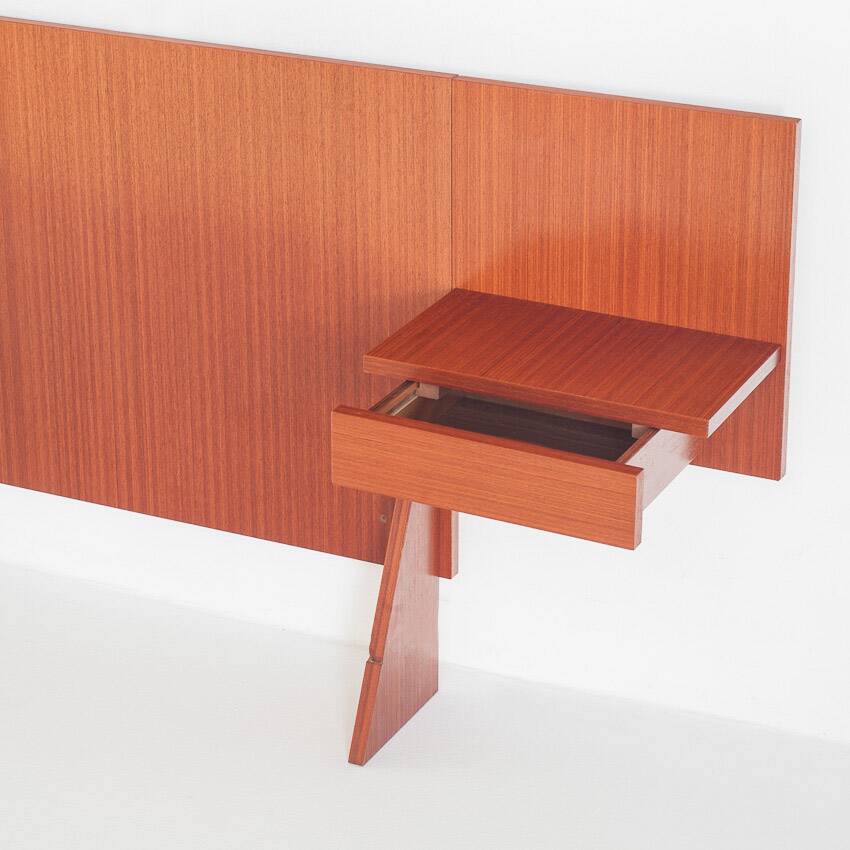 Tête de lit vintage de style scandinave. Deux tables intégrées. France, années 1970.