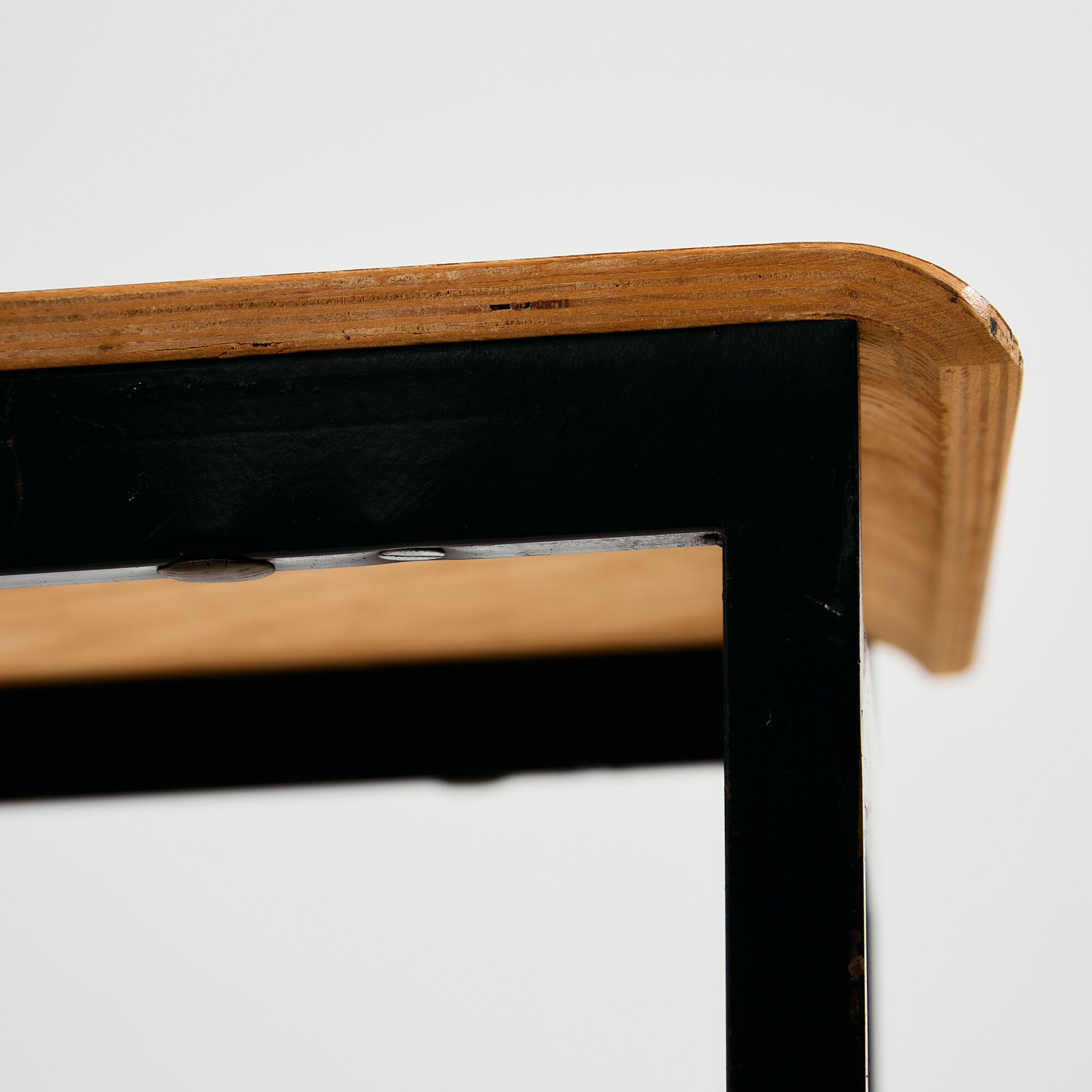 Chaise en teck sur base en métal