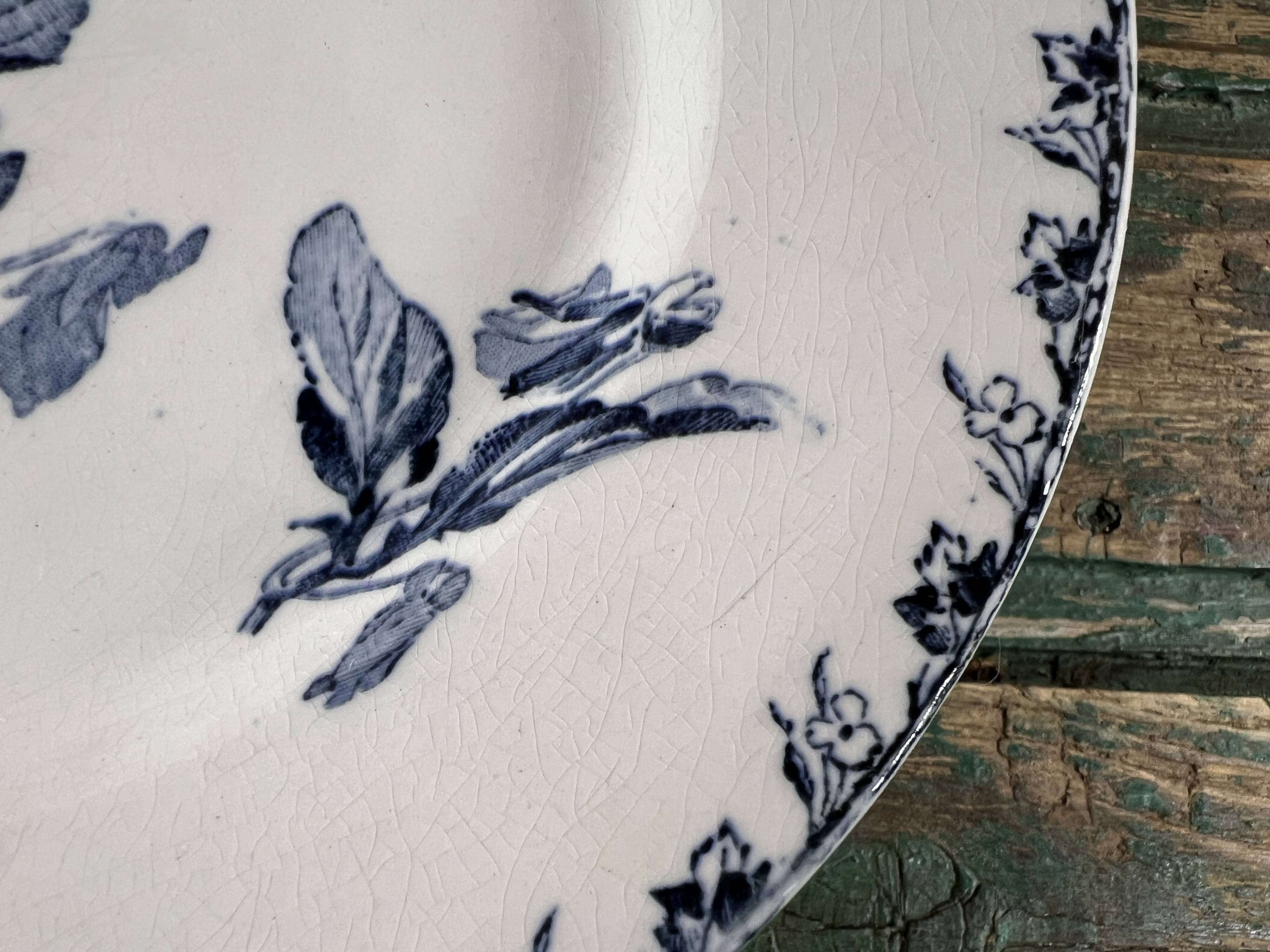 Sarreguemines Stella model plate on heel with blue decoration, 19th century