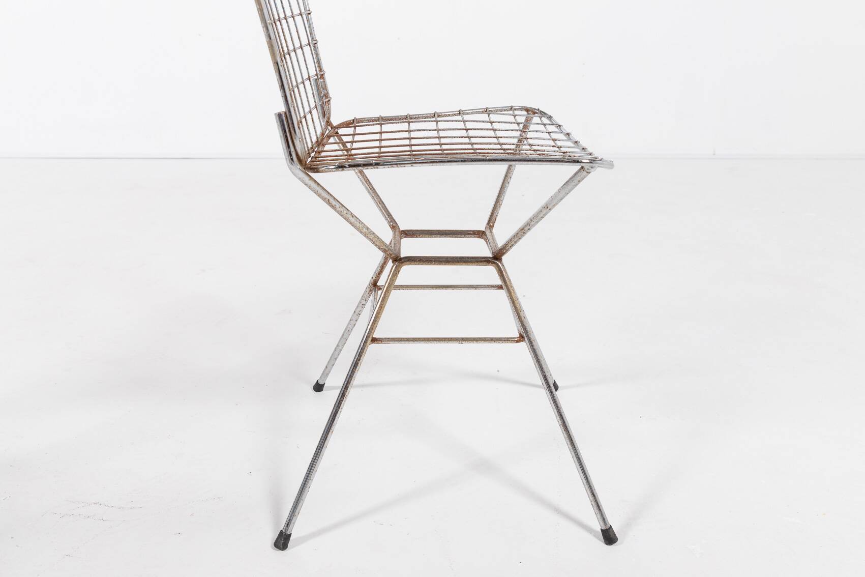Pair of vintage Italian architectural design steel wire chairs from the 1970s