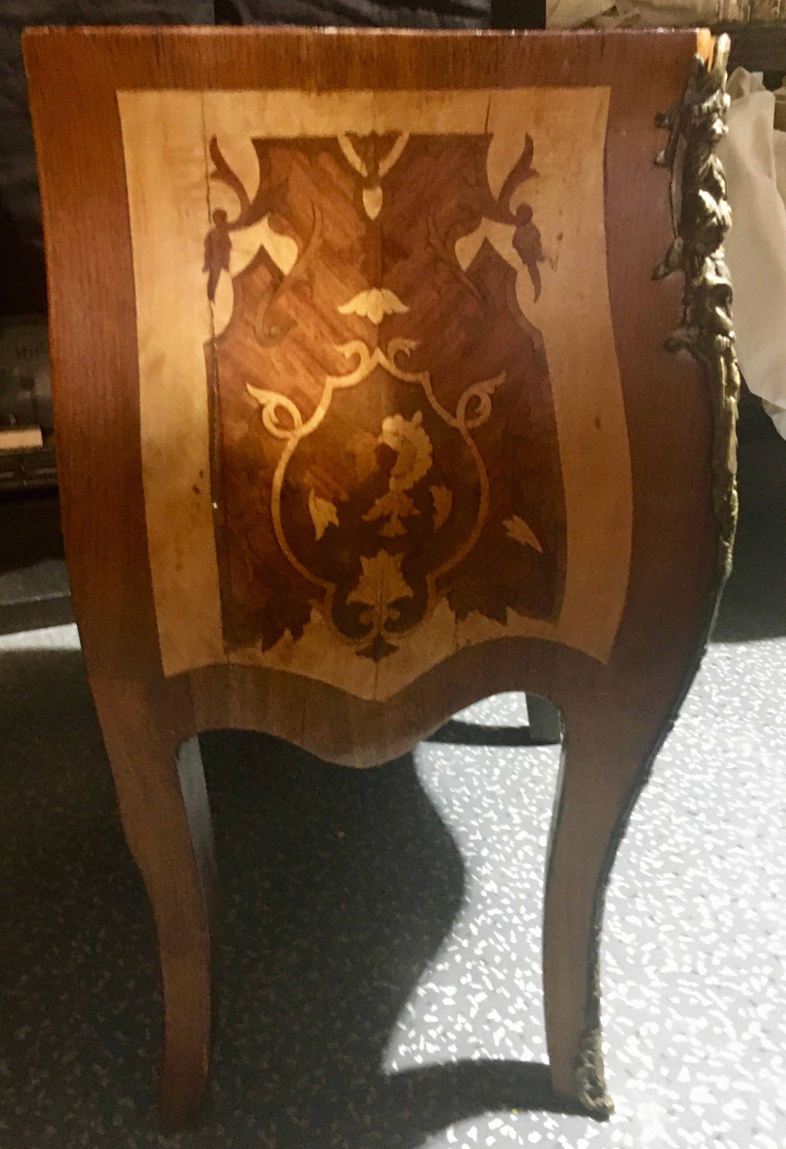 Curved commodus, tomb, Louis XV style, in marquetry, 3 drawers