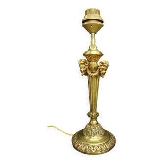 Grand pied lampe aux têtes de bélier style Louis XVI - bronze doré