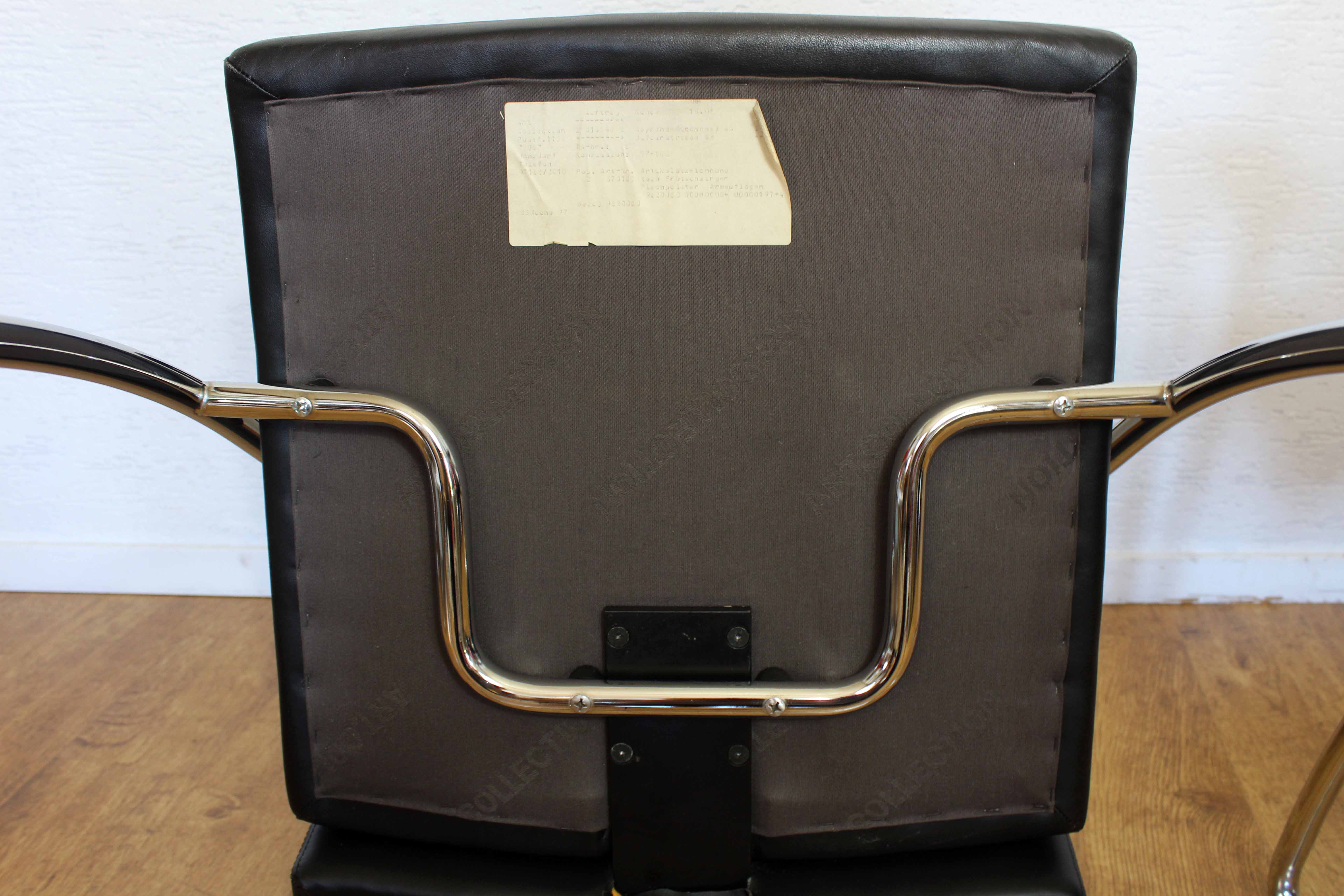 Paire de fauteuils en cuir et acier chromé