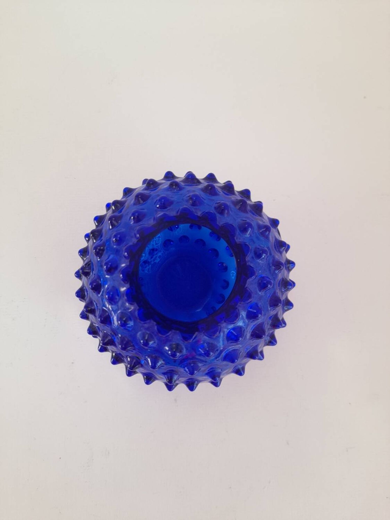 Petit vase en verre bleu clouté