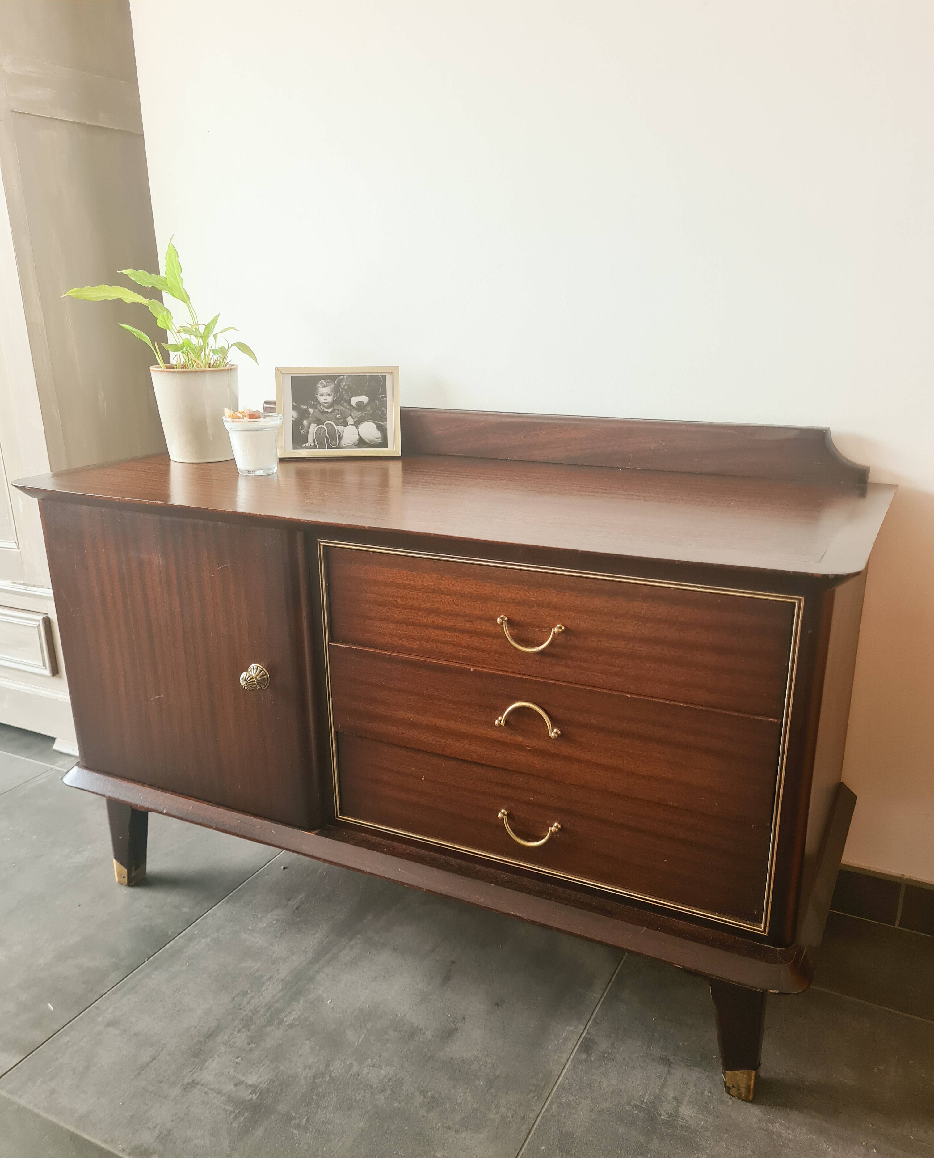 Enfilade en bois foncé et finitions laiton pieds compas