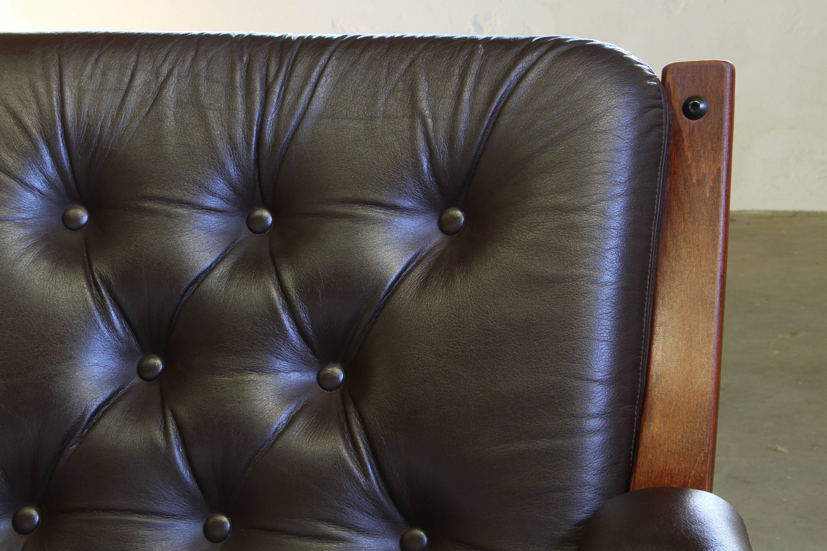 Paire de fauteuils lounge modernistes norvégiens des années 1970, attribués à Jon Hjortdal.