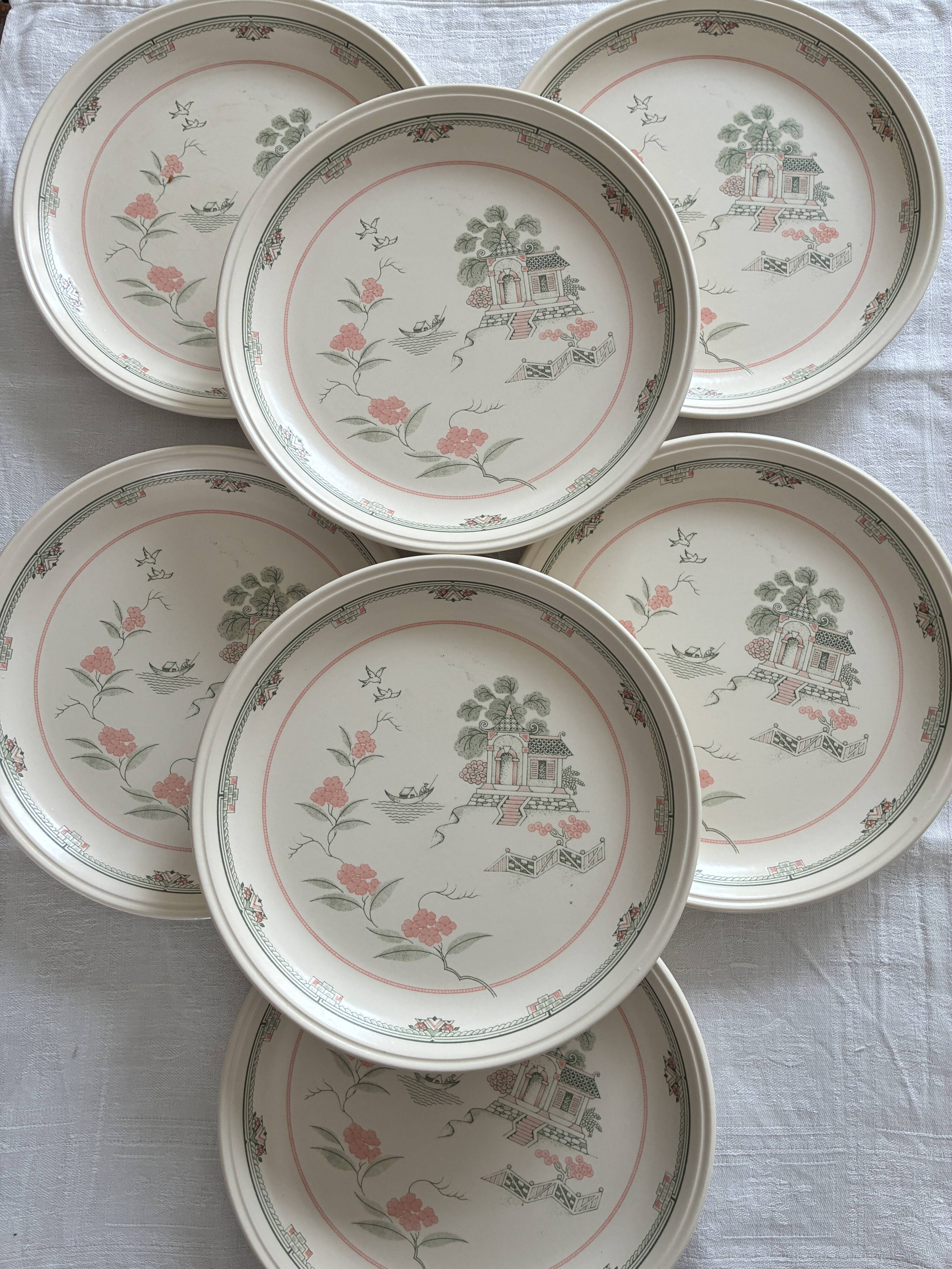 Lot of 7 flat plates with Japanese inspiration.