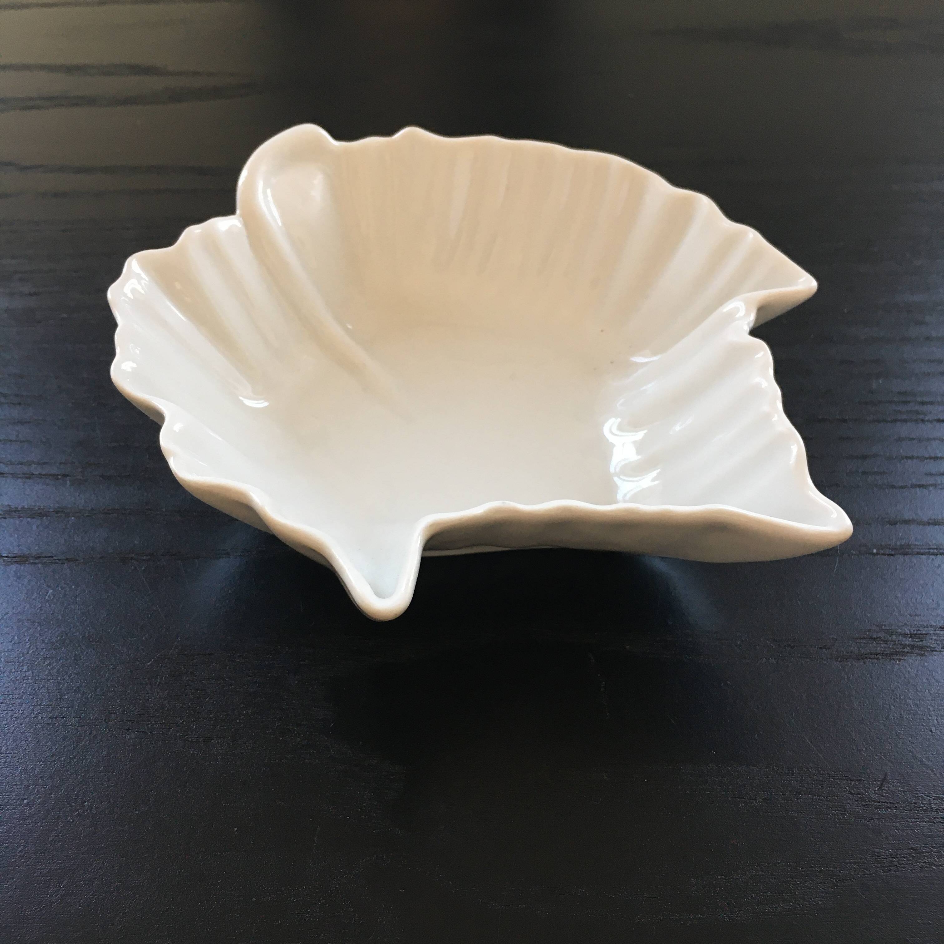 Porcelain leaf emptier