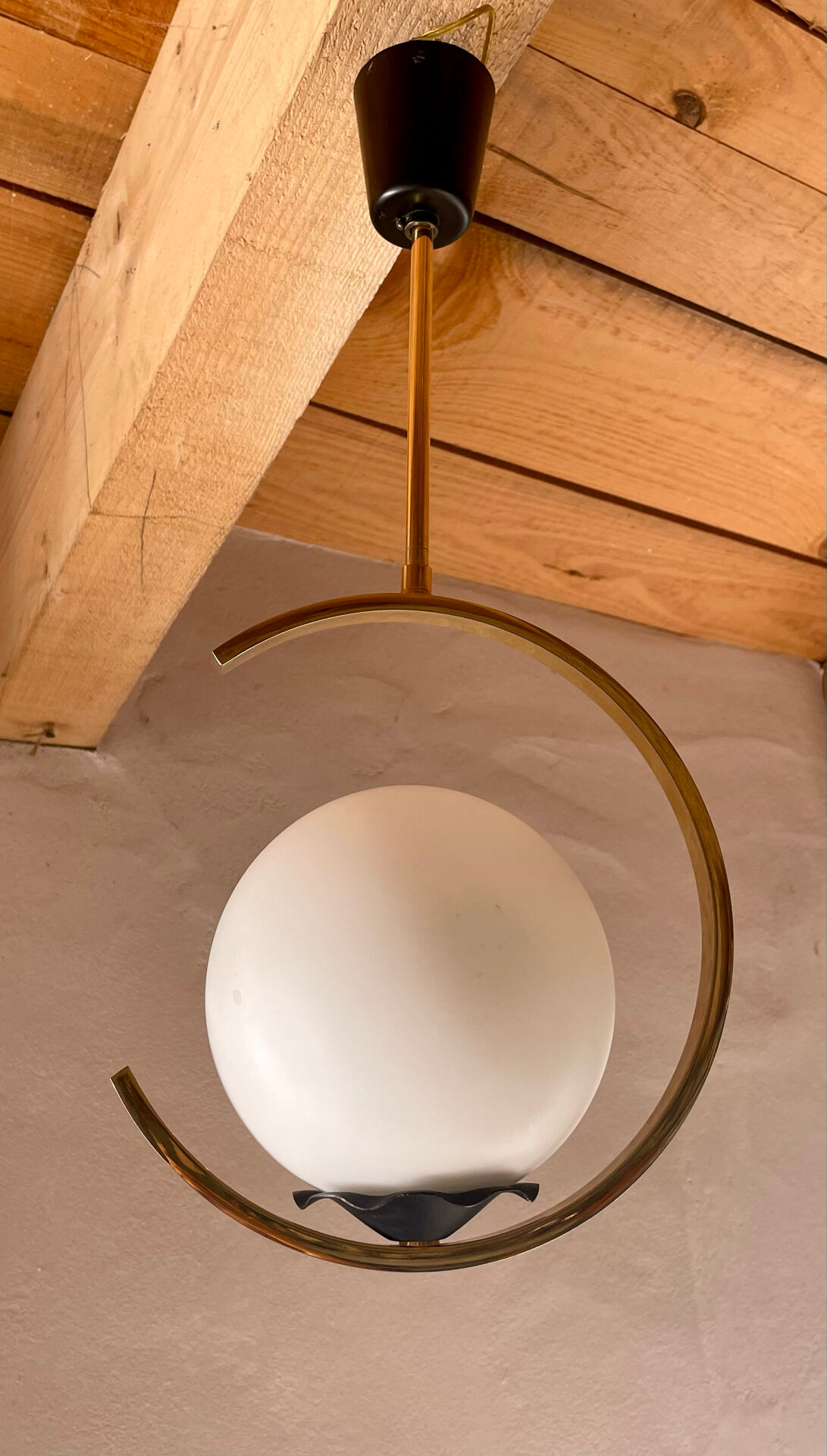Suspension mid-century laiton et verre opalin