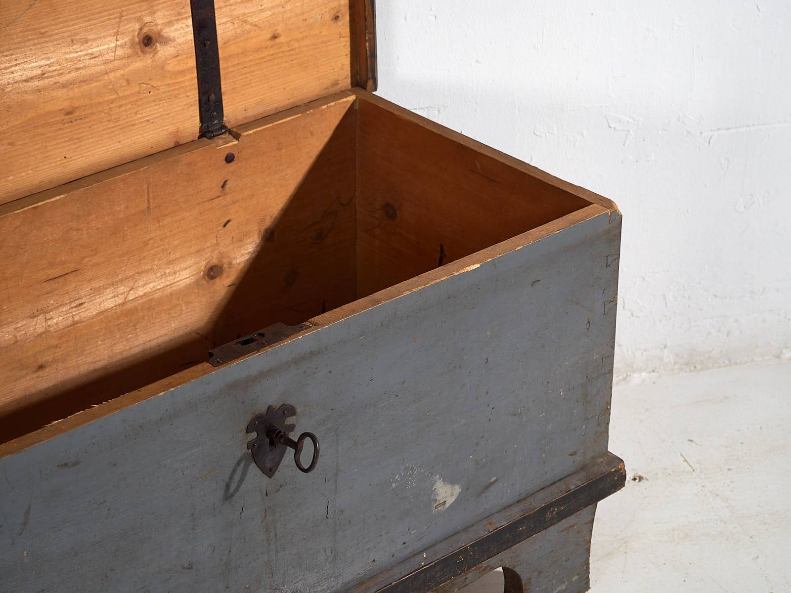 Antique wooden trunk with original lock (c.1900) #16