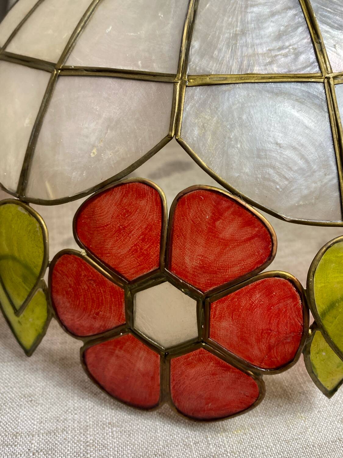 Vintage pendant light in mother-of-pearl and brass