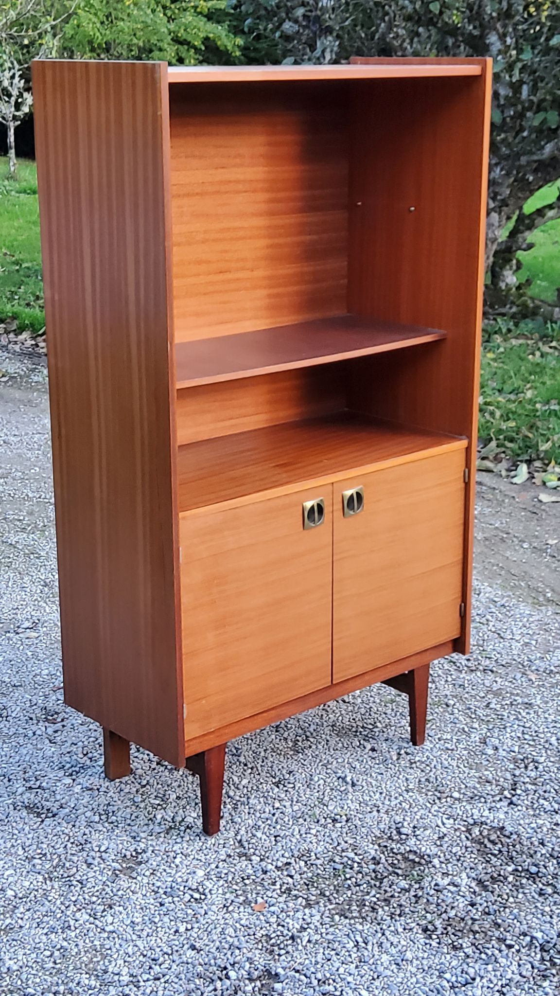 Bookcase from the 60s/70s in golden mahogany with bobbin feet