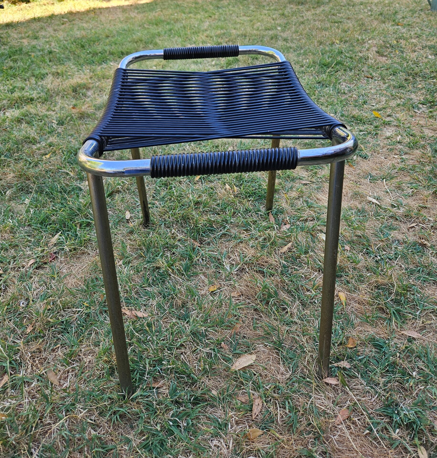 Metal stool in 70s scoubidou wire.