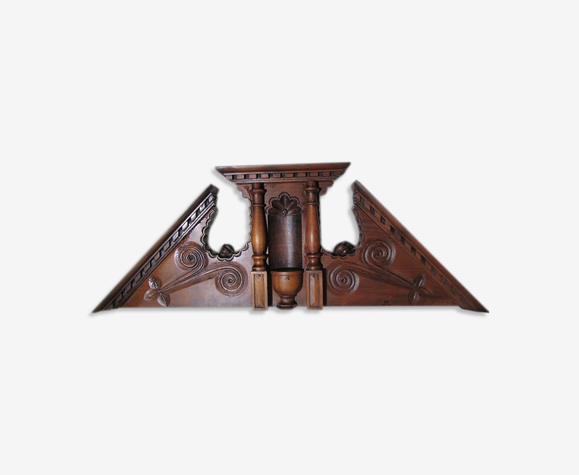Fronton pyramidal en noyer