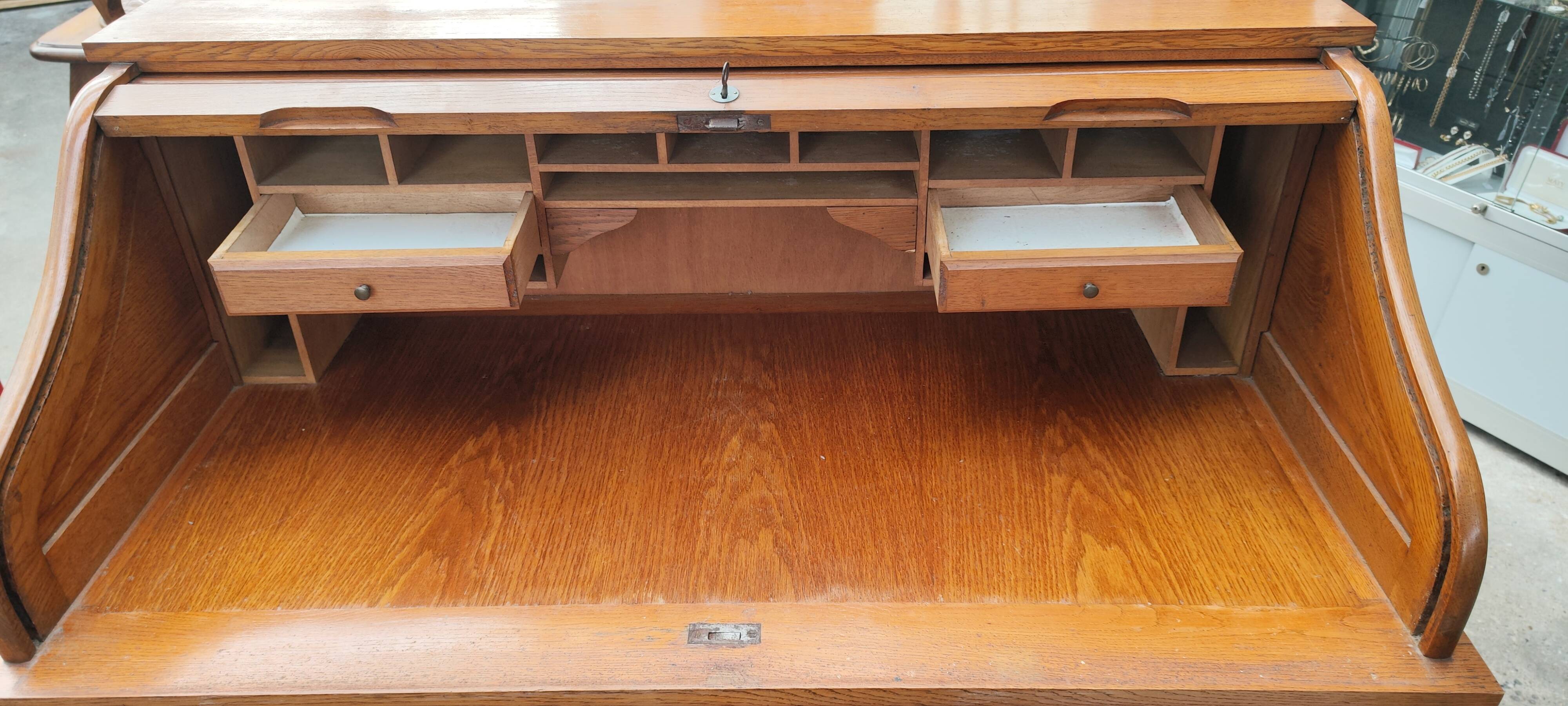 Old American desk in solid oak with S-shaped shutter