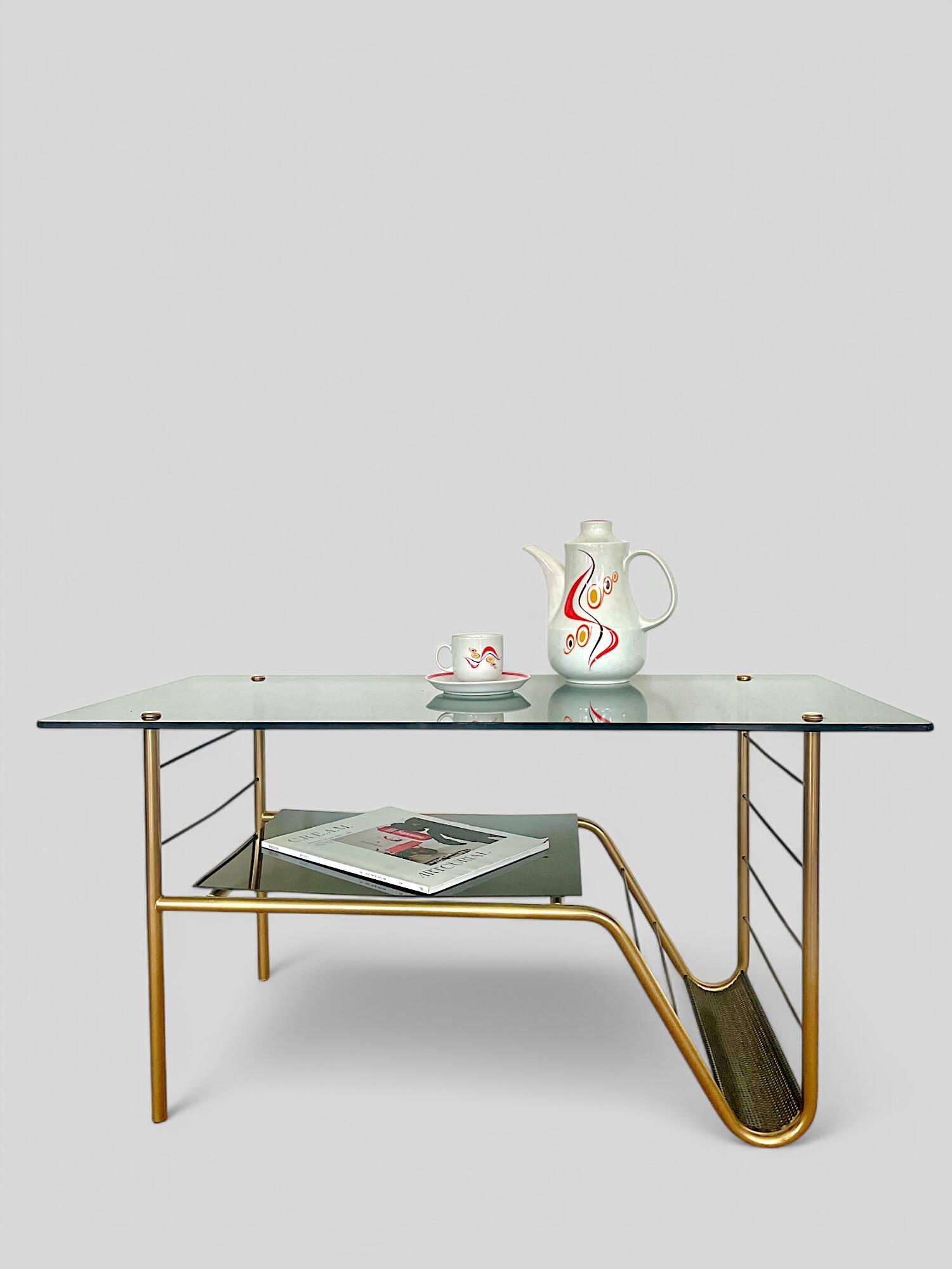 Table basse moderniste en métal et verre fumé