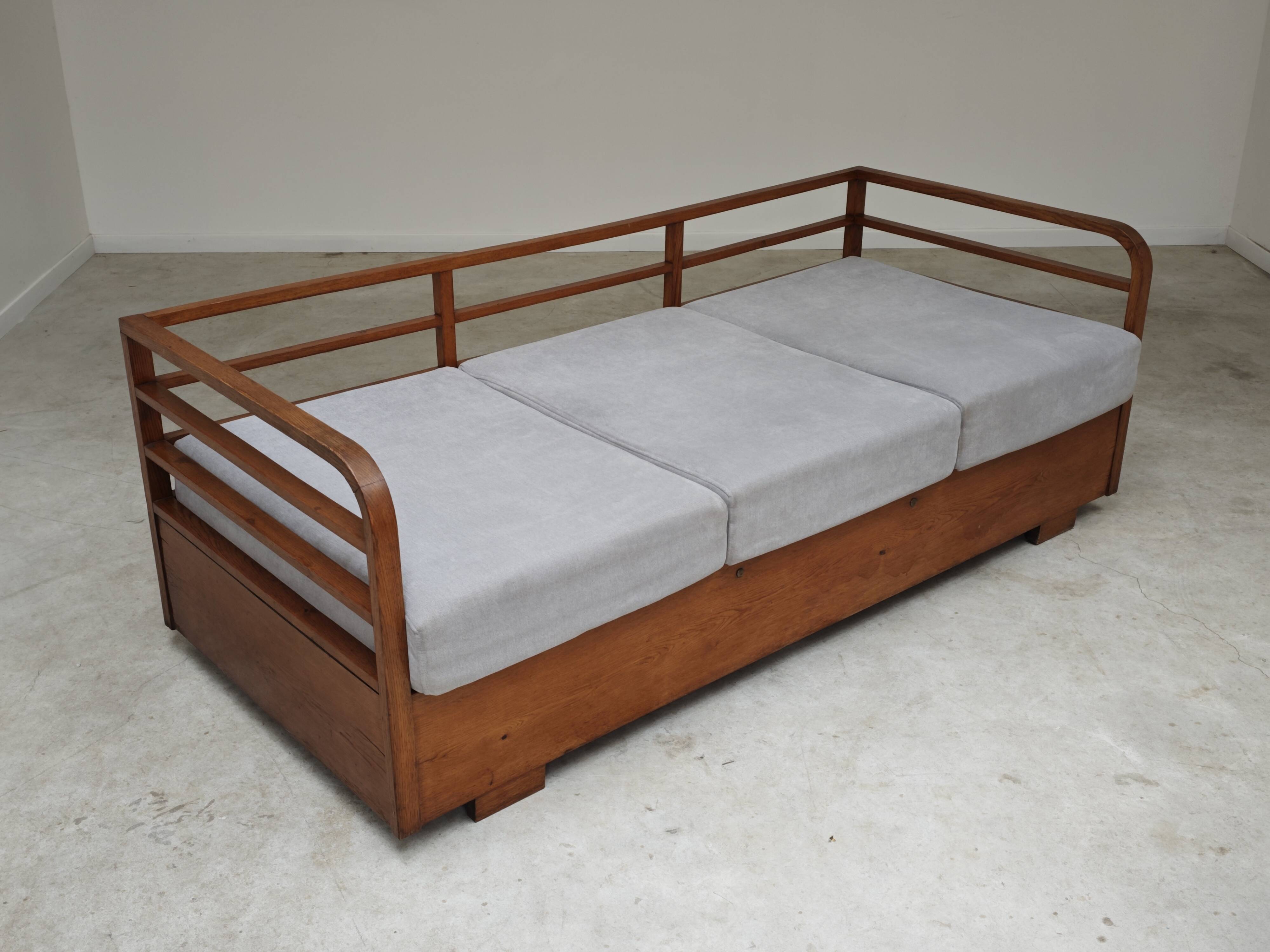 Art Deco sofa gray fabric Jindrich Halabala 1930