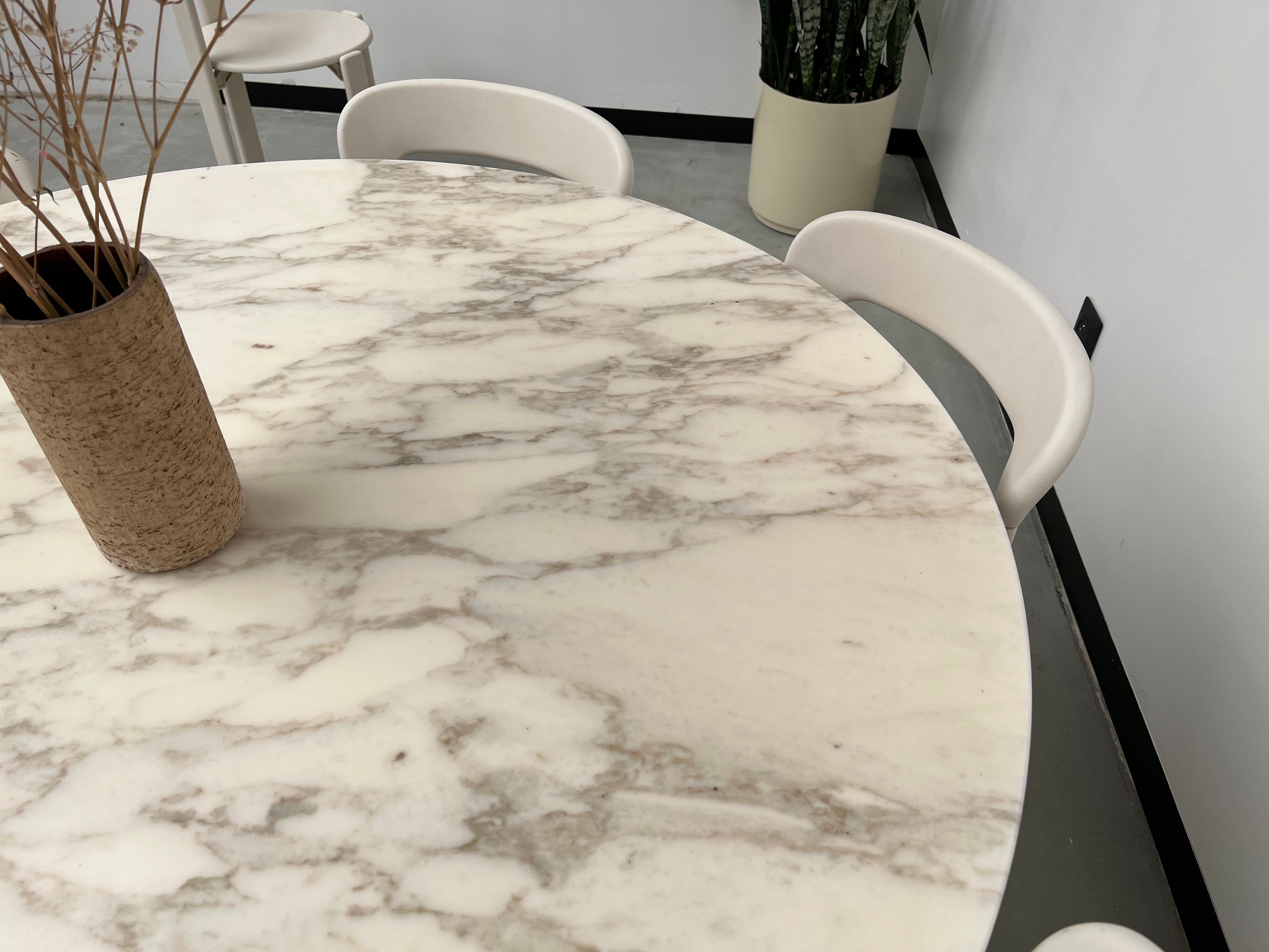 Florence Knoll round table, marble top and tulip base, circa 1960, Eero Saarinen