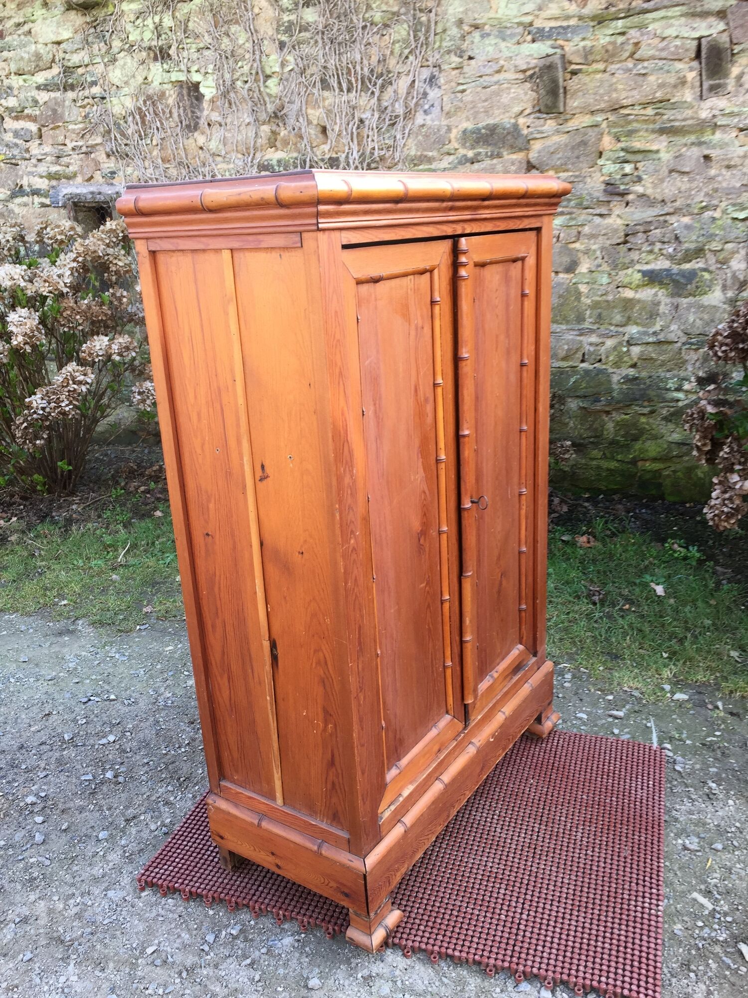 Armoire vintage en pitchpin et bambou d’époque 1900
