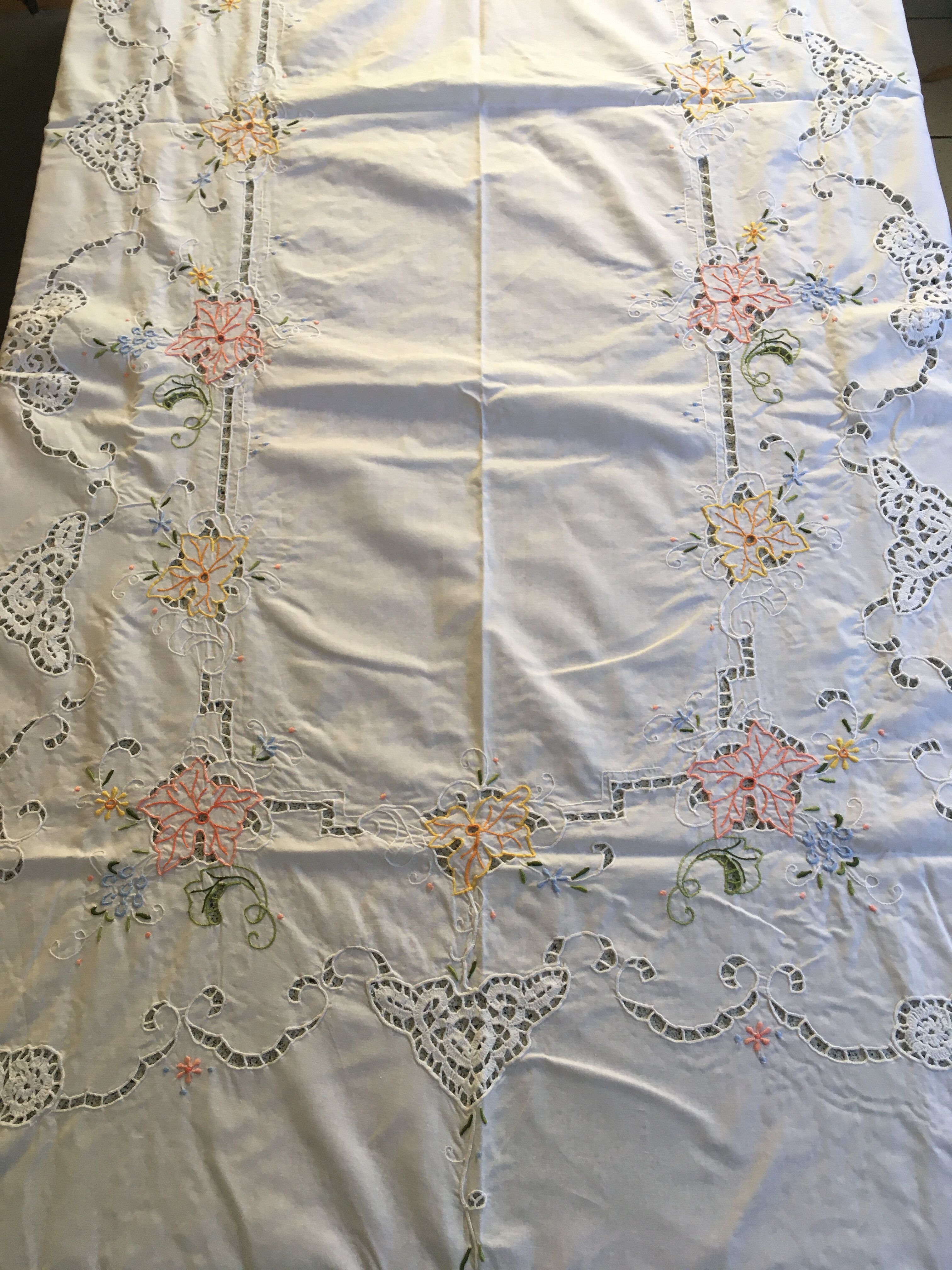 Nappe 160 x 260 ajourée brodée et 12 serviettes