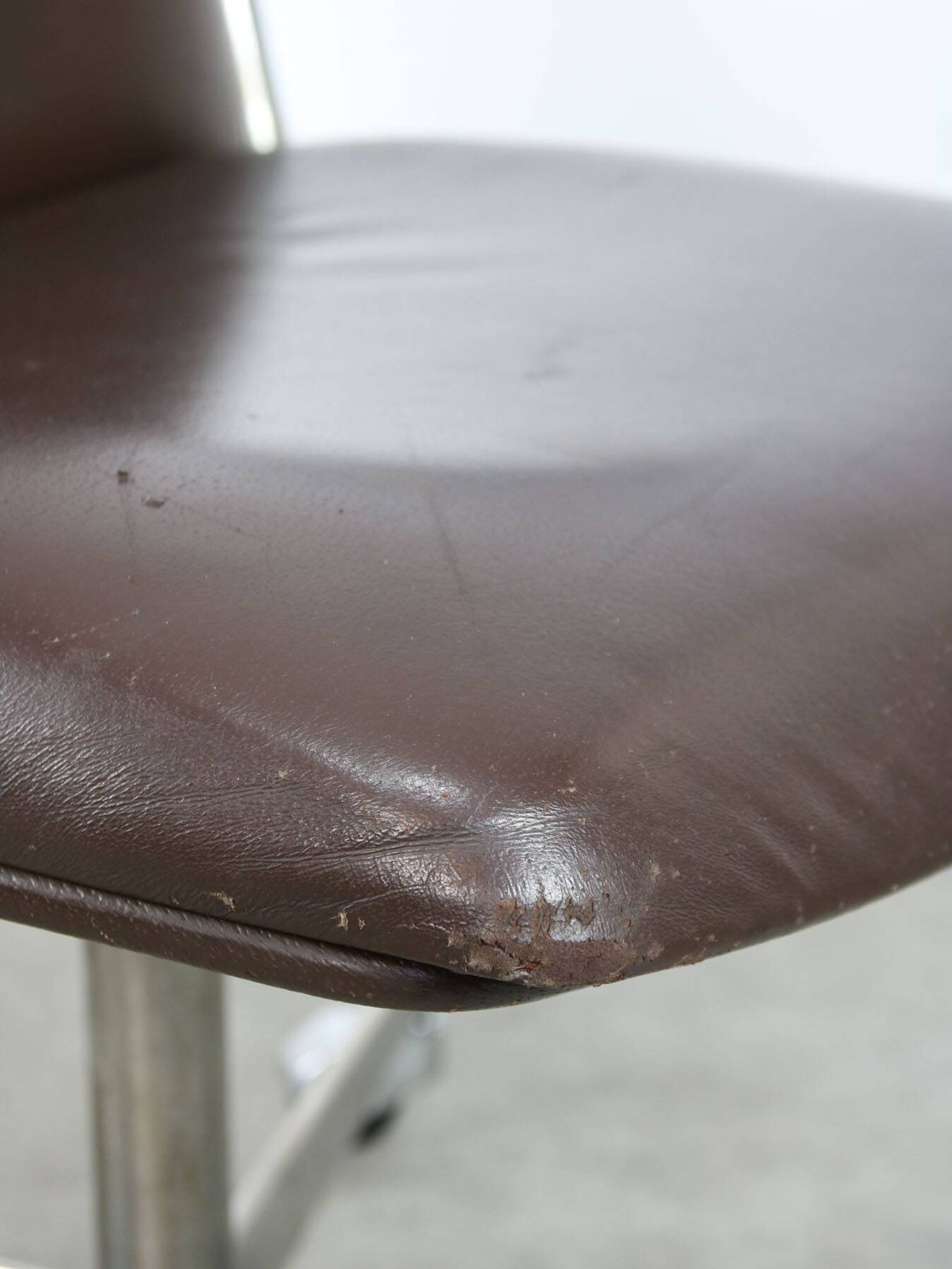 Chaise pivotante en cuir marron italien du milieu du siècle