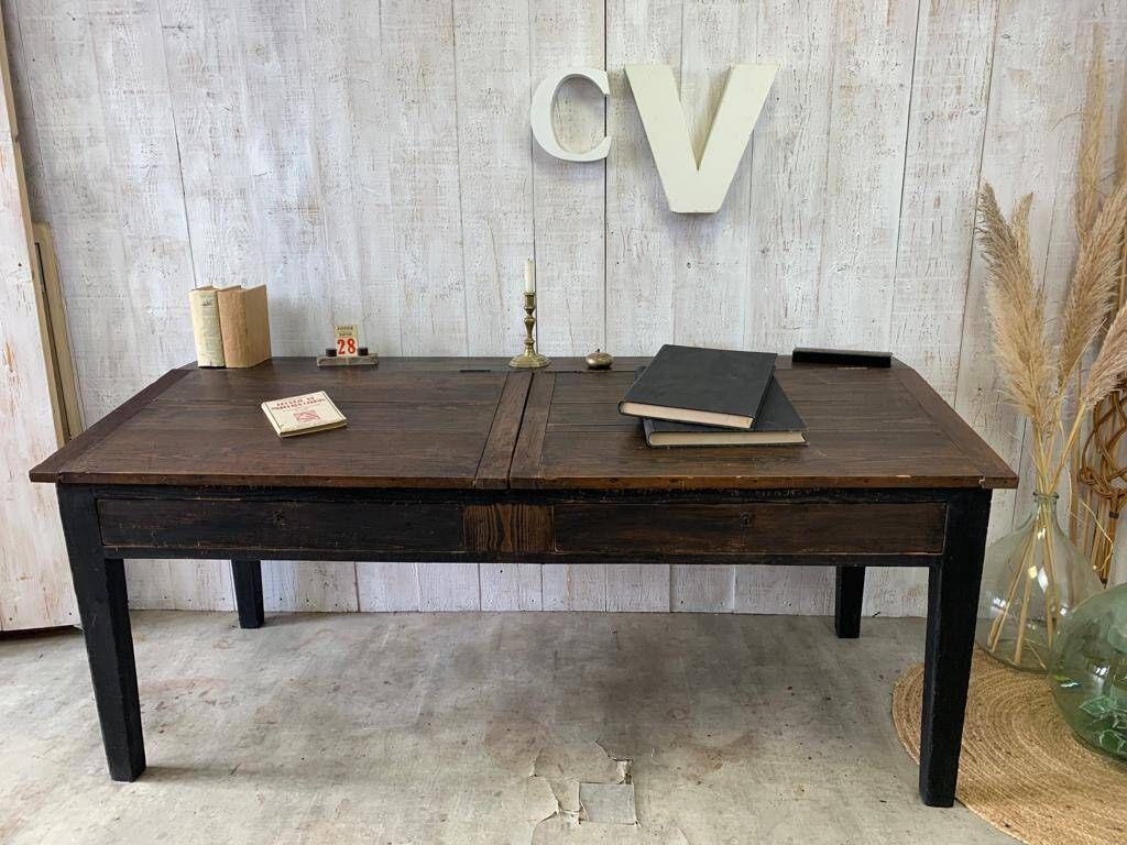 Writing desk/office desk of a notary
