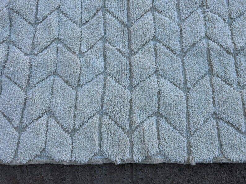 Traditional handmade pure wool Berber rug size 150 x 250 cm.