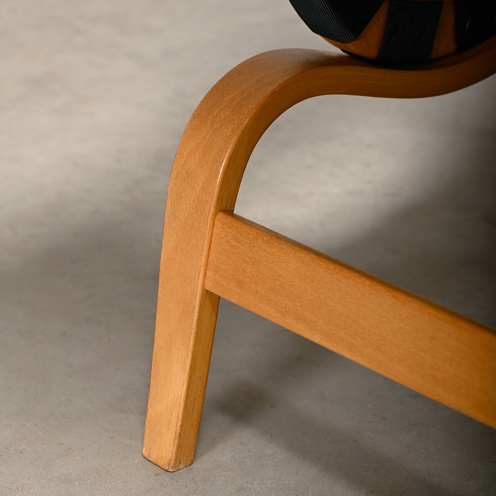 Fauteuil et pouf Bruno Mathsson Pernilla en bois de hêtre et sangles