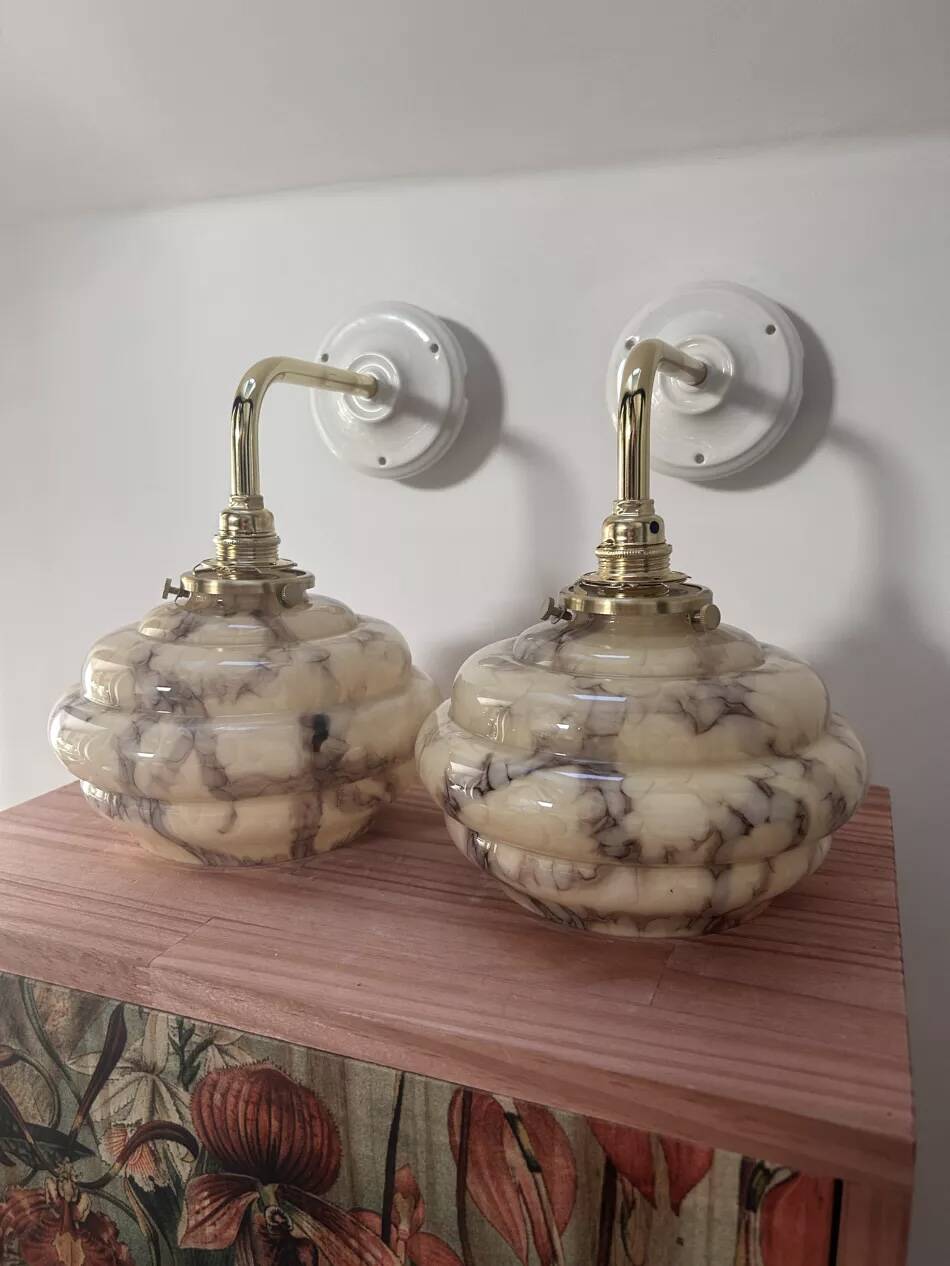 Paire d’appliques murales en opaline marbrée