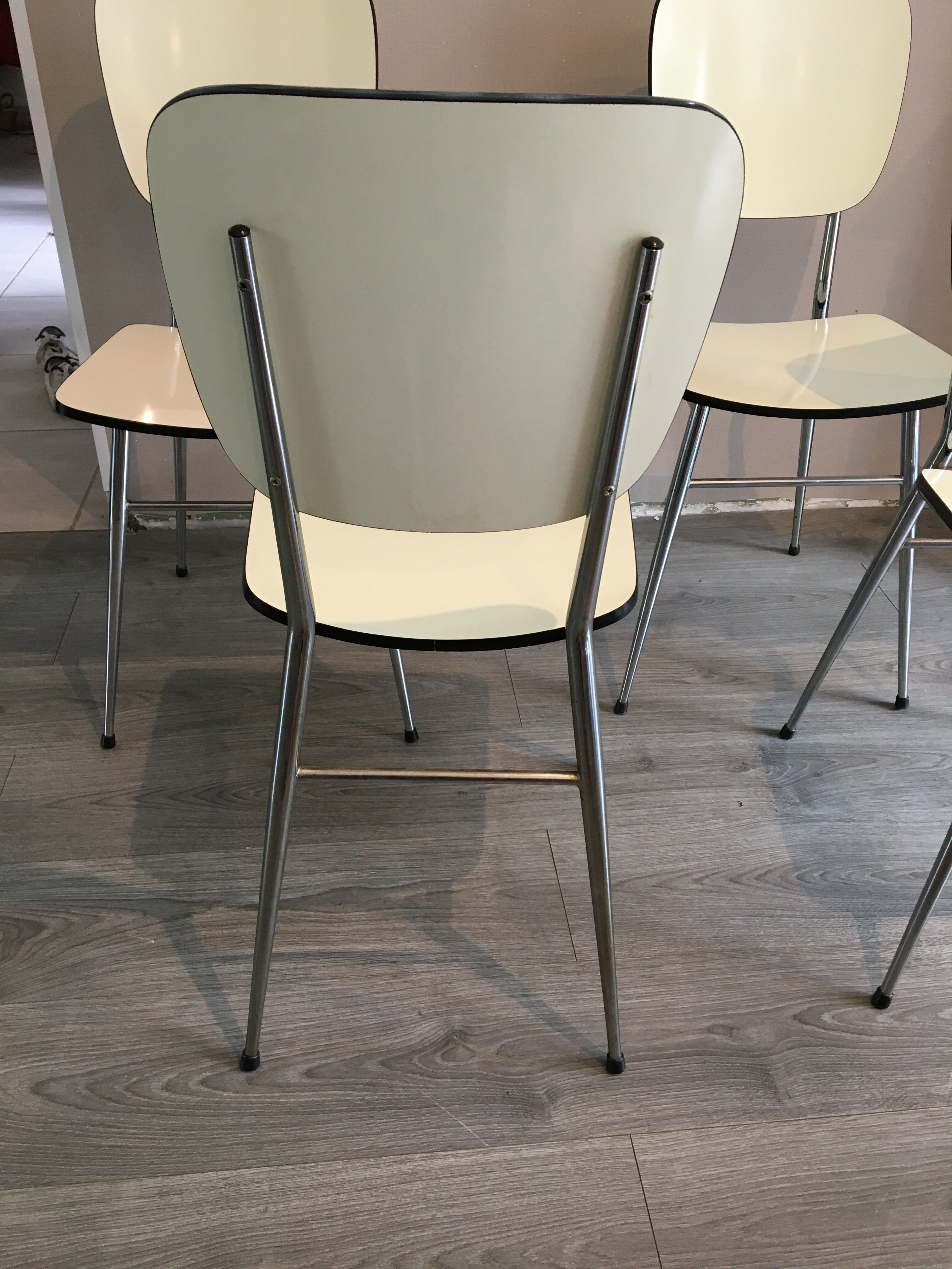 Lot of 4 white formica chairs