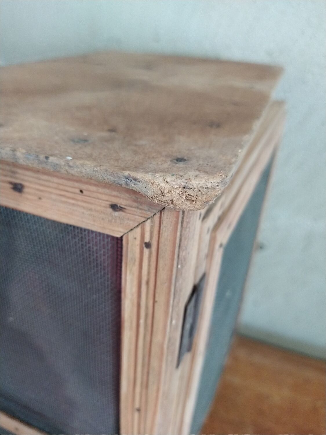 Wall-mounted pantry in vintage mesh wood