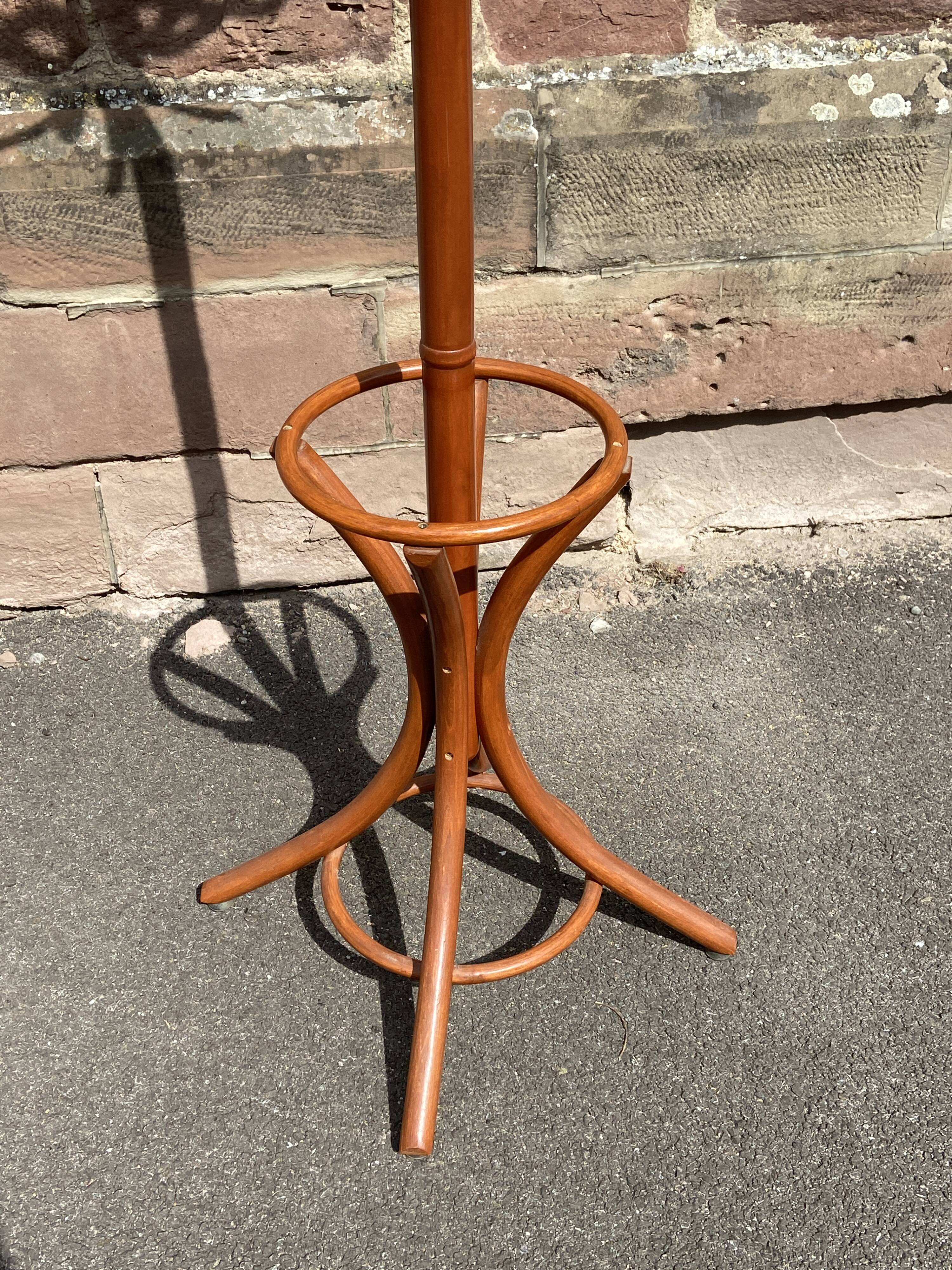 Portemanteau perroquet en bois courbé