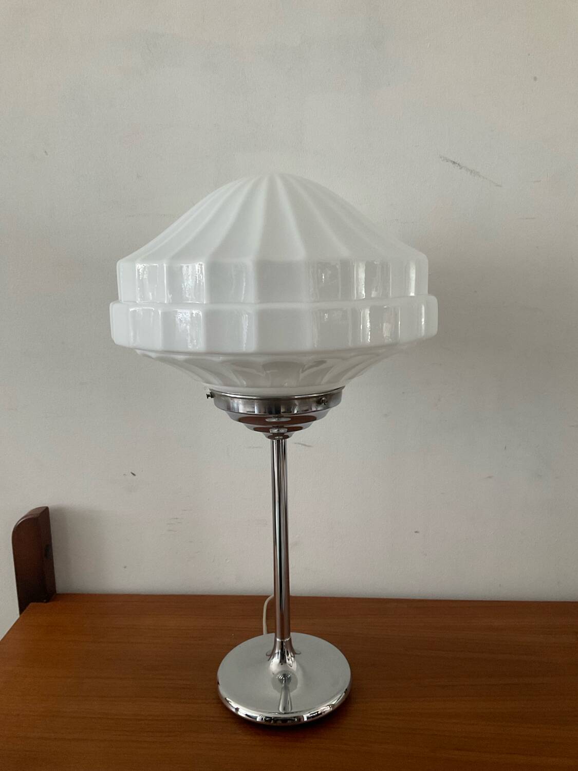 Art Deco lamp in chromed metal and opaline